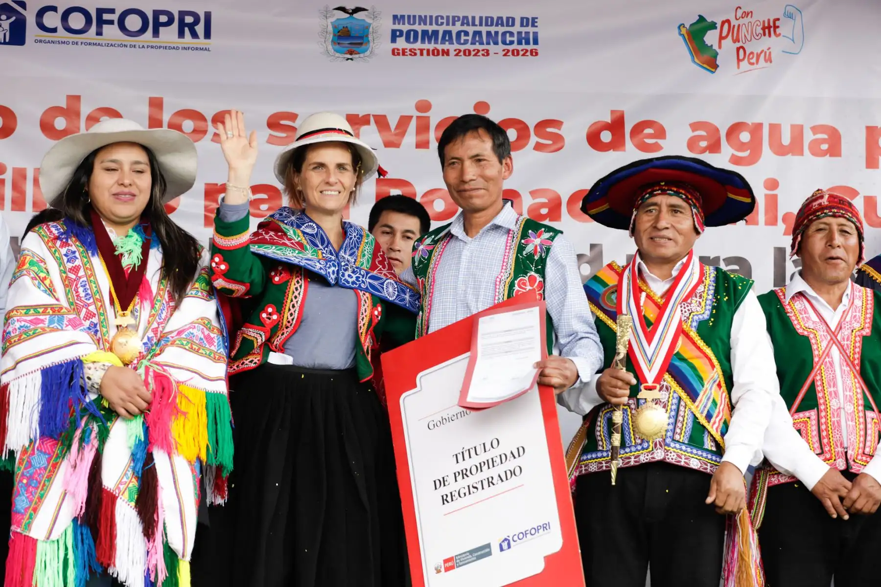 La ministra de Vivienda, Construcción y Saneamiento, Hania Pérez de Cuéllar, llegó a la región Cusco, donde participó, junto con el alcalde distrital de Pomacanchi, Feliciano Fuentes, en la colocación de la primera piedra de la obra de agua potable y alcantarillado para esta jurisdicción de la provincia de Acomayo y también entregó más de 400 títulos de propiedad a familias e instituciones públicas de la provincia de Acomayo.
Foto: ANDINA/MVCS