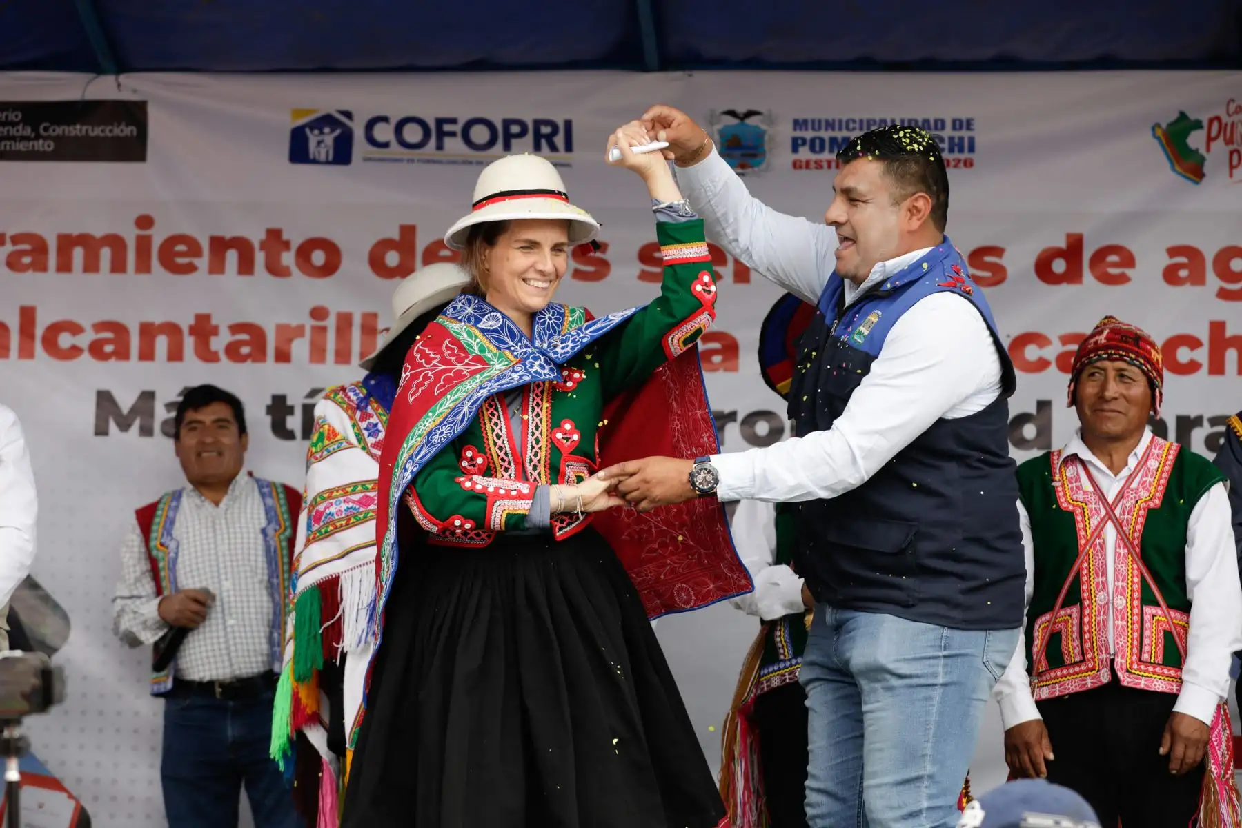 La ministra de Vivienda, Construcción y Saneamiento, Hania Pérez de Cuéllar, llegó a la región Cusco, donde participó, junto con el alcalde distrital de Pomacanchi, Feliciano Fuentes, en la colocación de la primera piedra de la obra de agua potable y alcantarillado para esta jurisdicción de la provincia de Acomayo y también entregó más de 400 títulos de propiedad a familias e instituciones públicas de la provincia de Acomayo.
Foto: ANDINA/MVCS