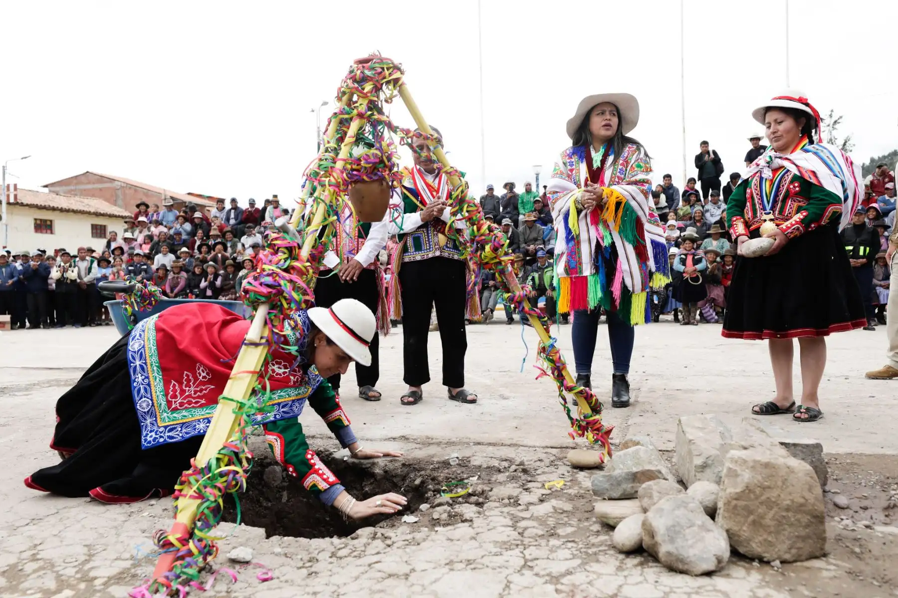 La ministra de Vivienda, Construcción y Saneamiento, Hania Pérez de Cuéllar, llegó a la región Cusco, donde participó, junto con el alcalde distrital de Pomacanchi, Feliciano Fuentes, en la colocación de la primera piedra de la obra de agua potable y alcantarillado para esta jurisdicción de la provincia de Acomayo y también entregó más de 400 títulos de propiedad a familias e instituciones públicas de la provincia de Acomayo.
Foto: ANDINA/MVCS