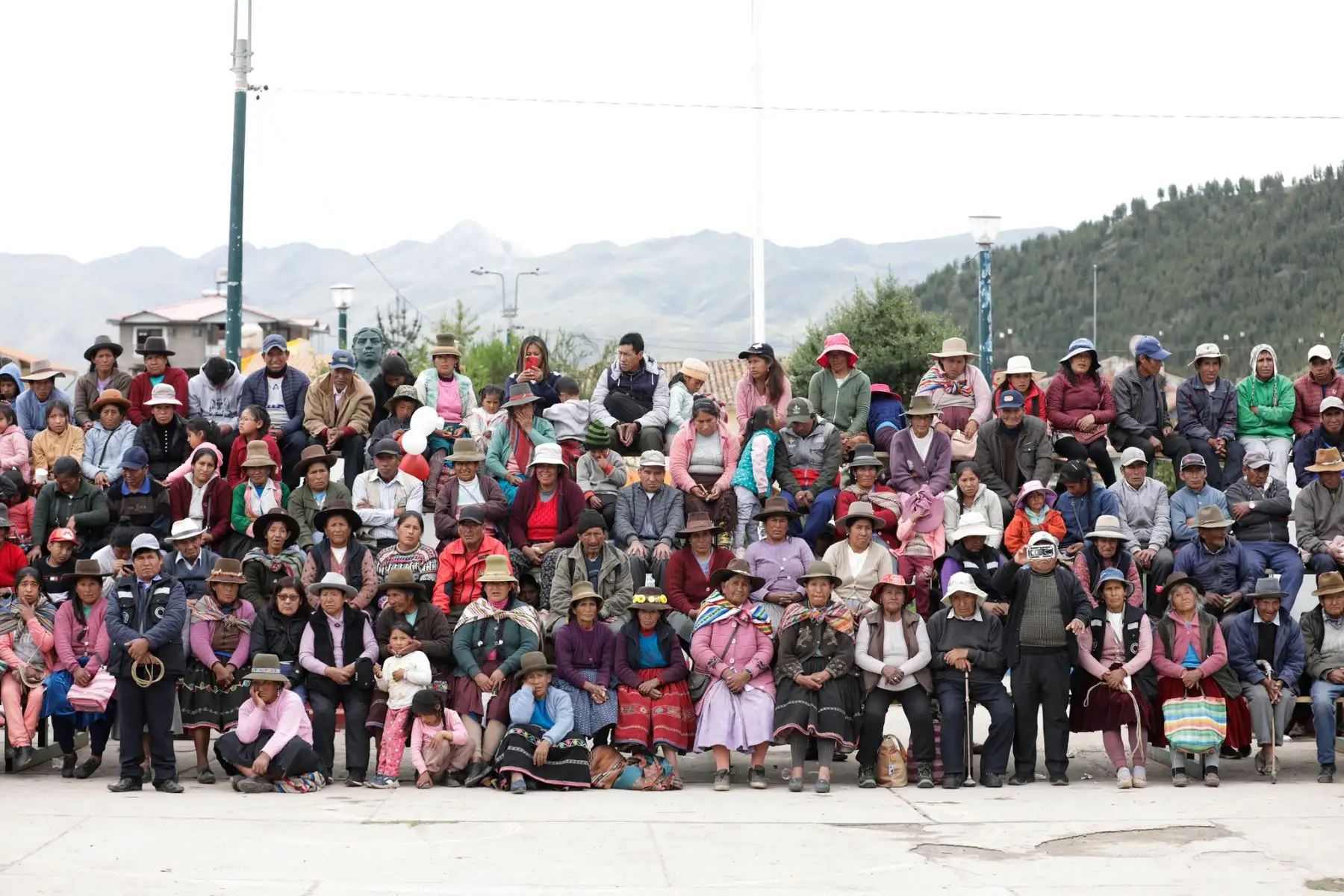 La ministra de Vivienda, Construcción y Saneamiento, Hania Pérez de Cuéllar, llegó a la región Cusco, donde participó, junto con el alcalde distrital de Pomacanchi, Feliciano Fuentes, en la colocación de la primera piedra de la obra de agua potable y alcantarillado para esta jurisdicción de la provincia de Acomayo y también entregó más de 400 títulos de propiedad a familias e instituciones públicas de la provincia de Acomayo.
Foto: ANDINA/MVCS