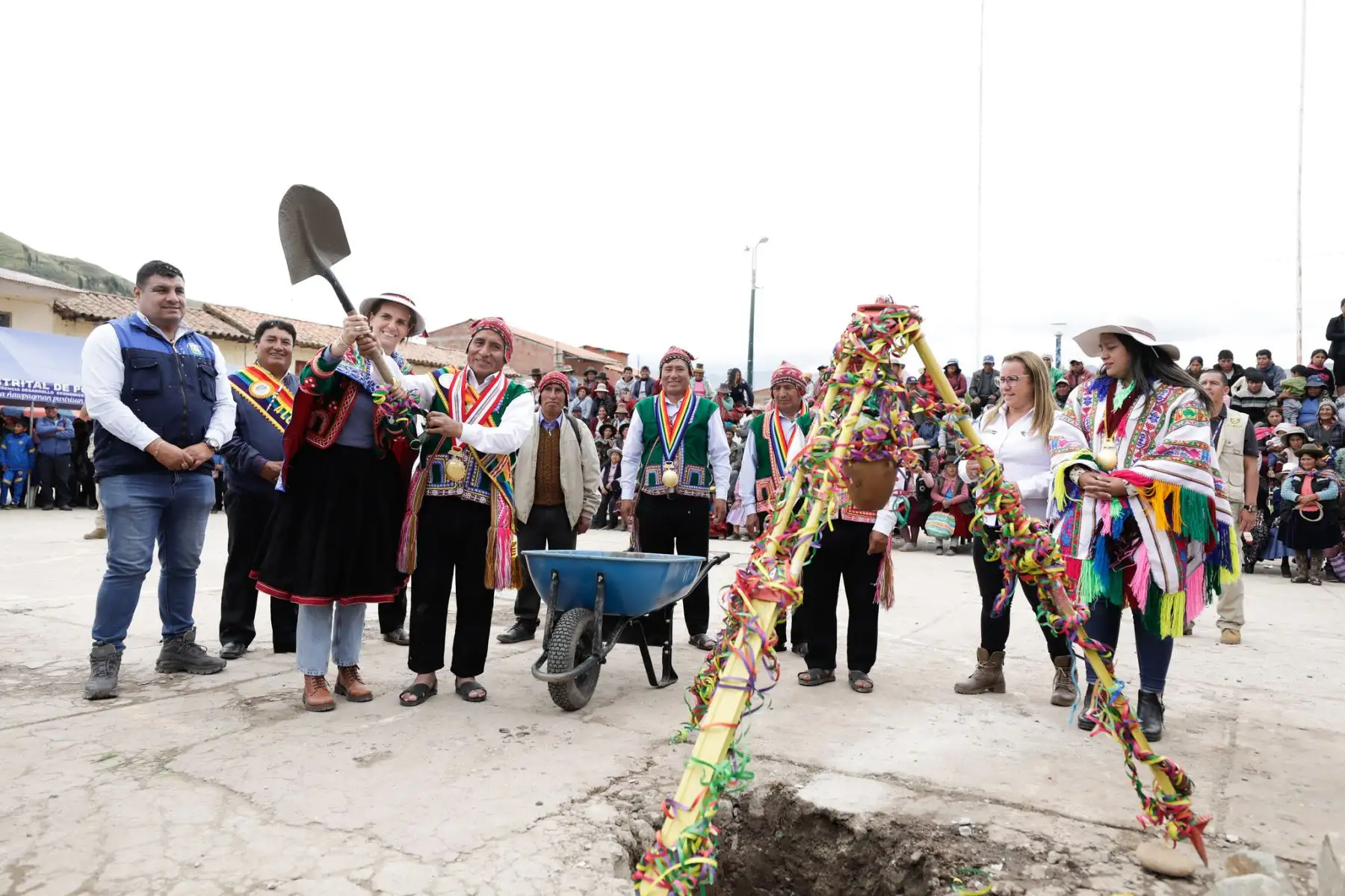 La ministra de Vivienda, Construcción y Saneamiento, Hania Pérez de Cuéllar, llegó a la región Cusco, donde participó, junto con el alcalde distrital de Pomacanchi, Feliciano Fuentes, en la colocación de la primera piedra de la obra de agua potable y alcantarillado para esta jurisdicción de la provincia de Acomayo y también entregó más de 400 títulos de propiedad a familias e instituciones públicas de la provincia de Acomayo.
Foto: ANDINA/MVCS