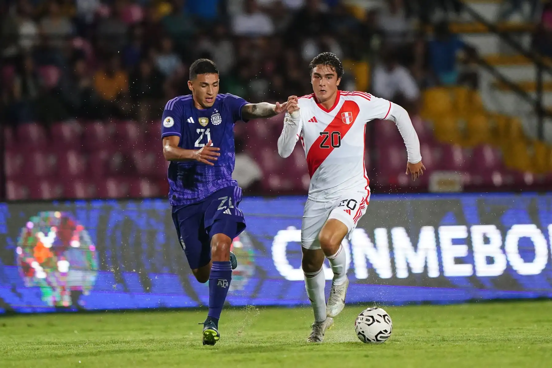 La selección Sub-23 del Perú cae 0-2 ante su similar de Argentina, en el partido que se disputó este miércoles en el estadio Misael Delgado de la ciudad de Valencia, Venezuela. El partido es válido por la segunda fecha del Preolímpico Sub-23 que clasificará a dos equipos sudamericanos para las Olimpiadas París 2024.
Foto: ANDINA/FPF