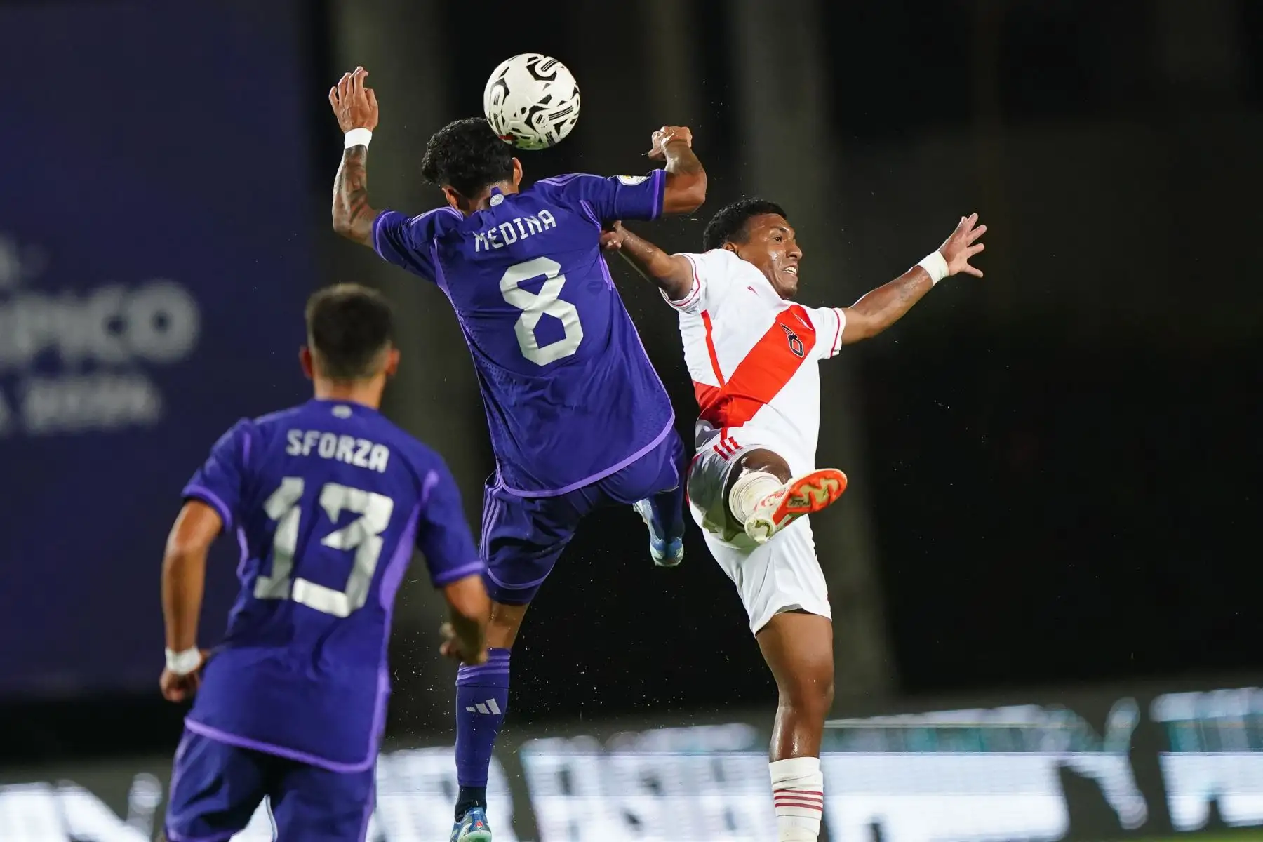 La selección Sub-23 del Perú cae 0-2 ante su similar de Argentina, en el partido que se disputó este miércoles en el estadio Misael Delgado de la ciudad de Valencia, Venezuela. El partido es válido por la segunda fecha del Preolímpico Sub-23 que clasificará a dos equipos sudamericanos para las Olimpiadas París 2024.
Foto: ANDINA/FPF