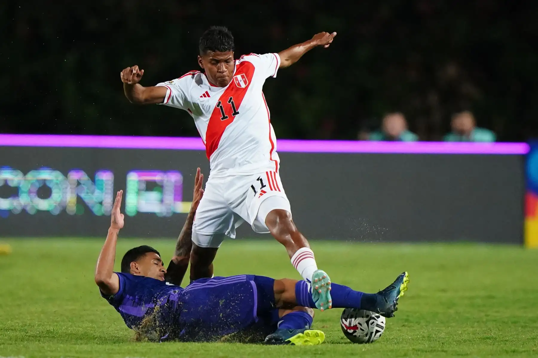 La selección Sub-23 del Perú cae 0-2 ante su similar de Argentina, en el partido que se disputó este miércoles en el estadio Misael Delgado de la ciudad de Valencia, Venezuela. El partido es válido por la segunda fecha del Preolímpico Sub-23 que clasificará a dos equipos sudamericanos para las Olimpiadas París 2024.
Foto: ANDINA/FPF