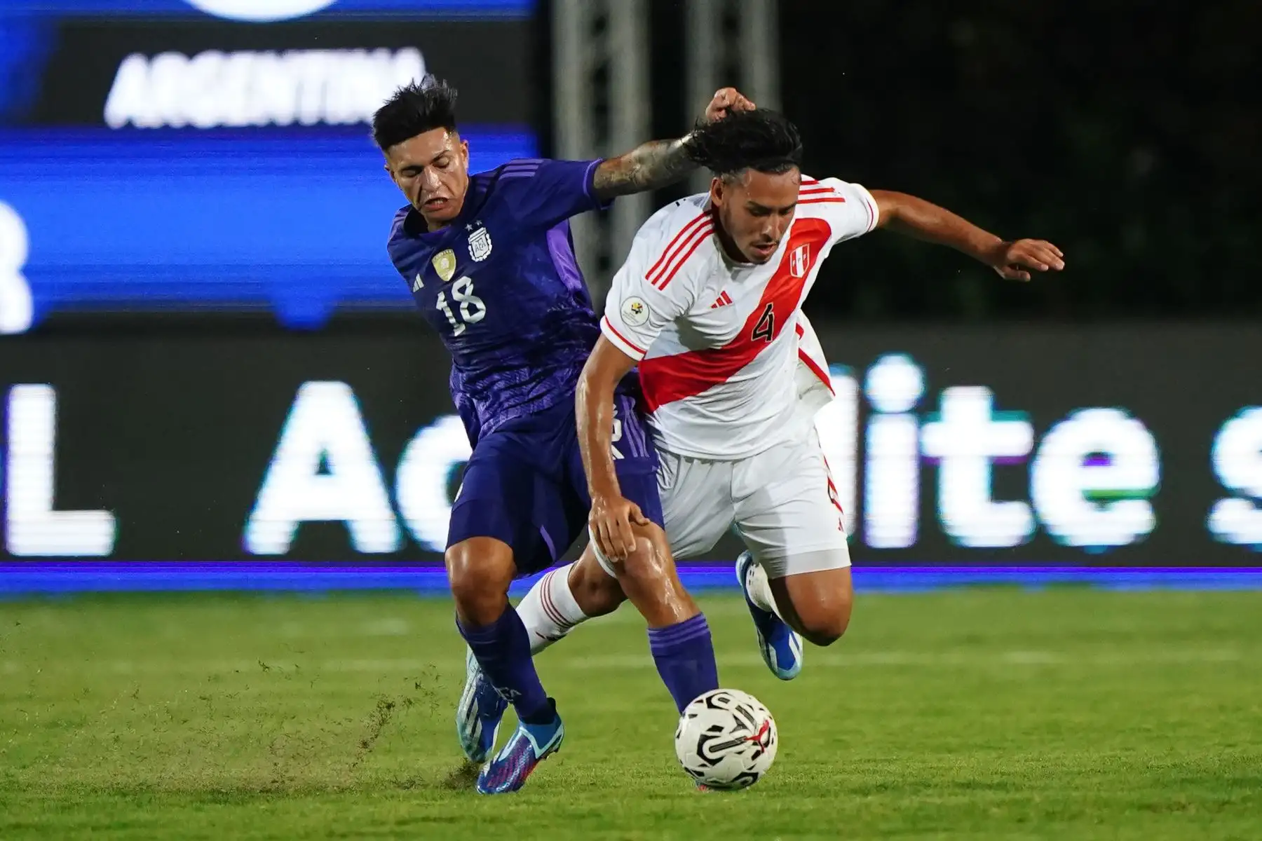 La selección Sub-23 del Perú cae 0-2 ante su similar de Argentina, en el partido que se disputó este miércoles en el estadio Misael Delgado de la ciudad de Valencia, Venezuela. El partido es válido por la segunda fecha del Preolímpico Sub-23 que clasificará a dos equipos sudamericanos para las Olimpiadas París 2024.
Foto: ANDINA/FPF