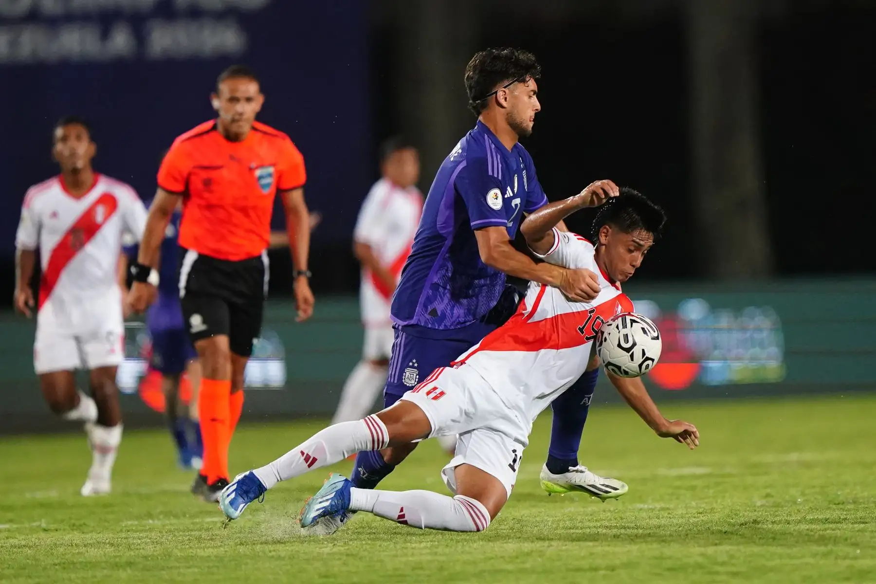 La selección Sub-23 del Perú cae 0-2 ante su similar de Argentina, en el partido que se disputó este miércoles en el estadio Misael Delgado de la ciudad de Valencia, Venezuela. El partido es válido por la segunda fecha del Preolímpico Sub-23 que clasificará a dos equipos sudamericanos para las Olimpiadas París 2024.
Foto: ANDINA/FPF
