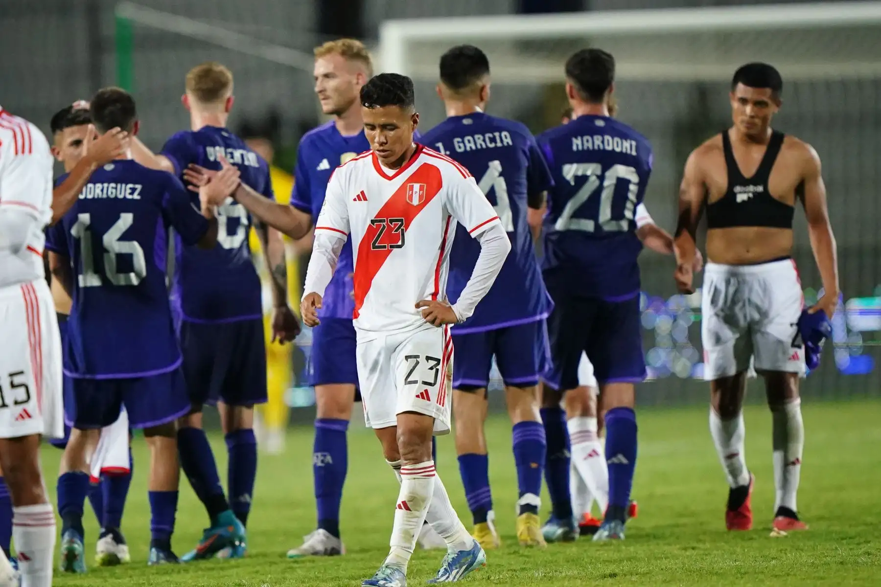 La selección Sub-23 del Perú cae 0-2 ante su similar de Argentina, en el partido que se disputó este miércoles en el estadio Misael Delgado de la ciudad de Valencia, Venezuela. El partido es válido por la segunda fecha del Preolímpico Sub-23 que clasificará a dos equipos sudamericanos para las Olimpiadas París 2024.
Foto: ANDINA/FPF