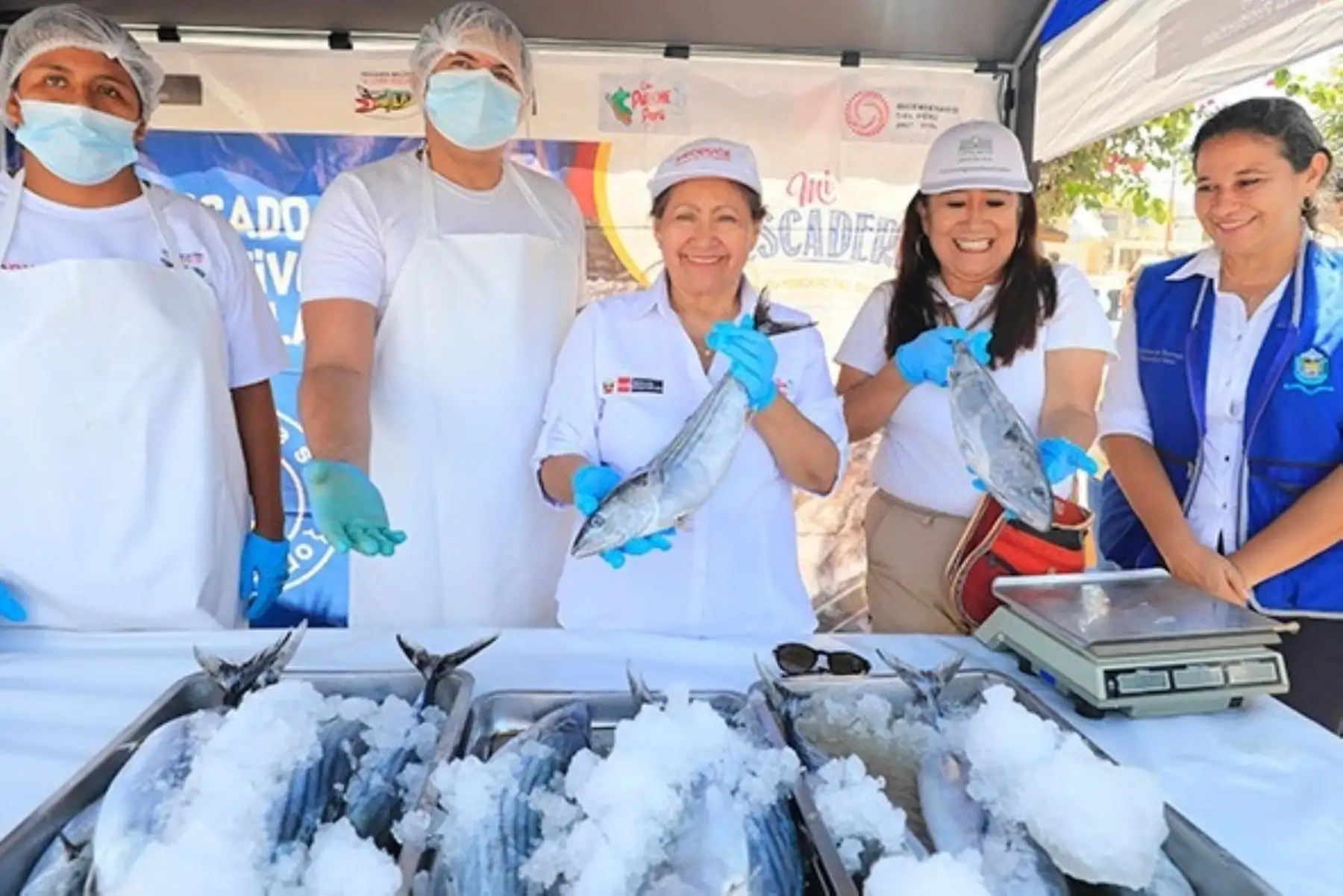 Ministra de la Producción, Ana María Choquehuanca, anunció la comercialización de cerca de 100 toneladas de pescado a precios social en Tumbes en el presente año. Foto: Cortesía.