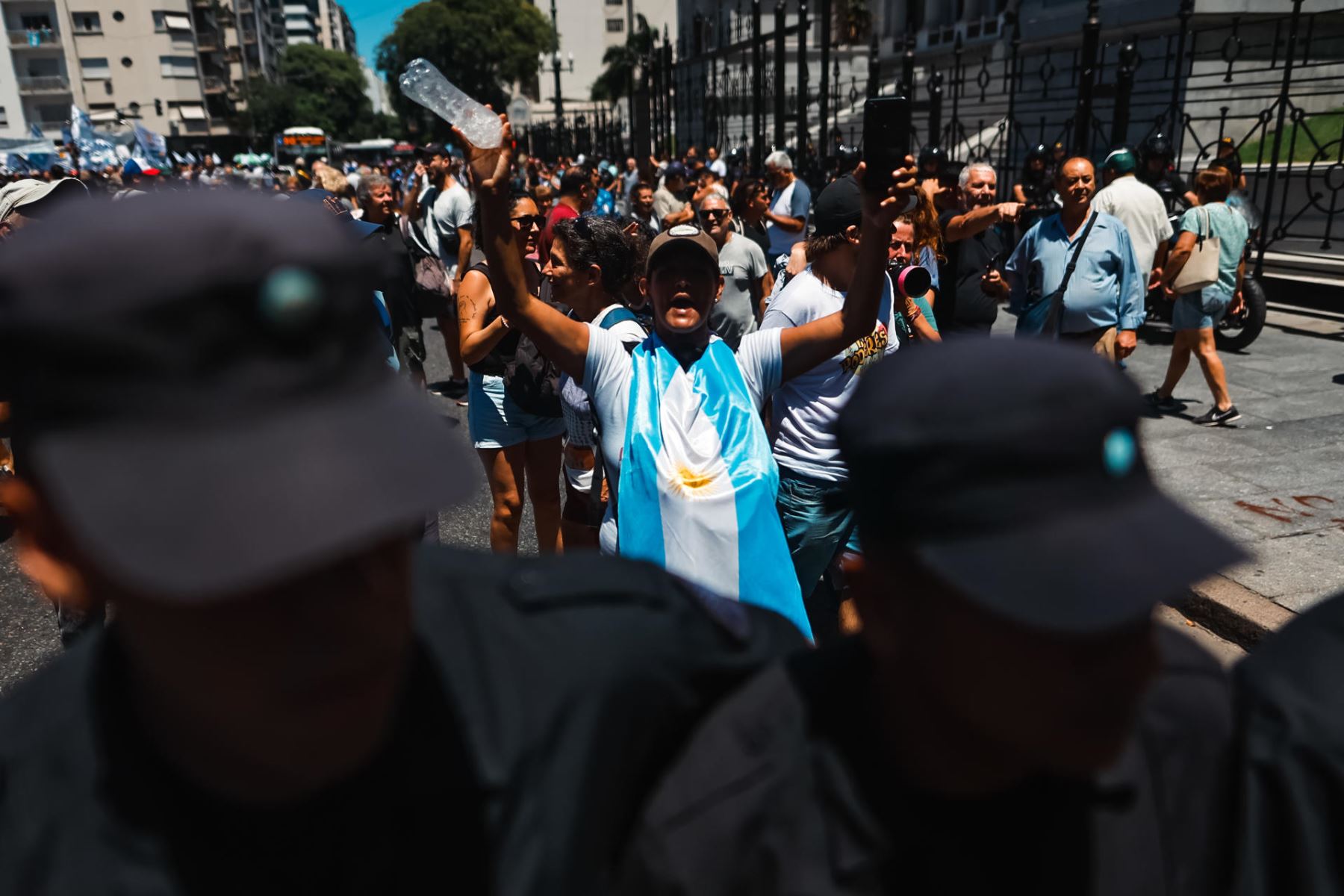 Manifestantes participan en una protesta convocada por la Confederación General del Trabajo en Buenos Aires, Argentina. Foto: EFE