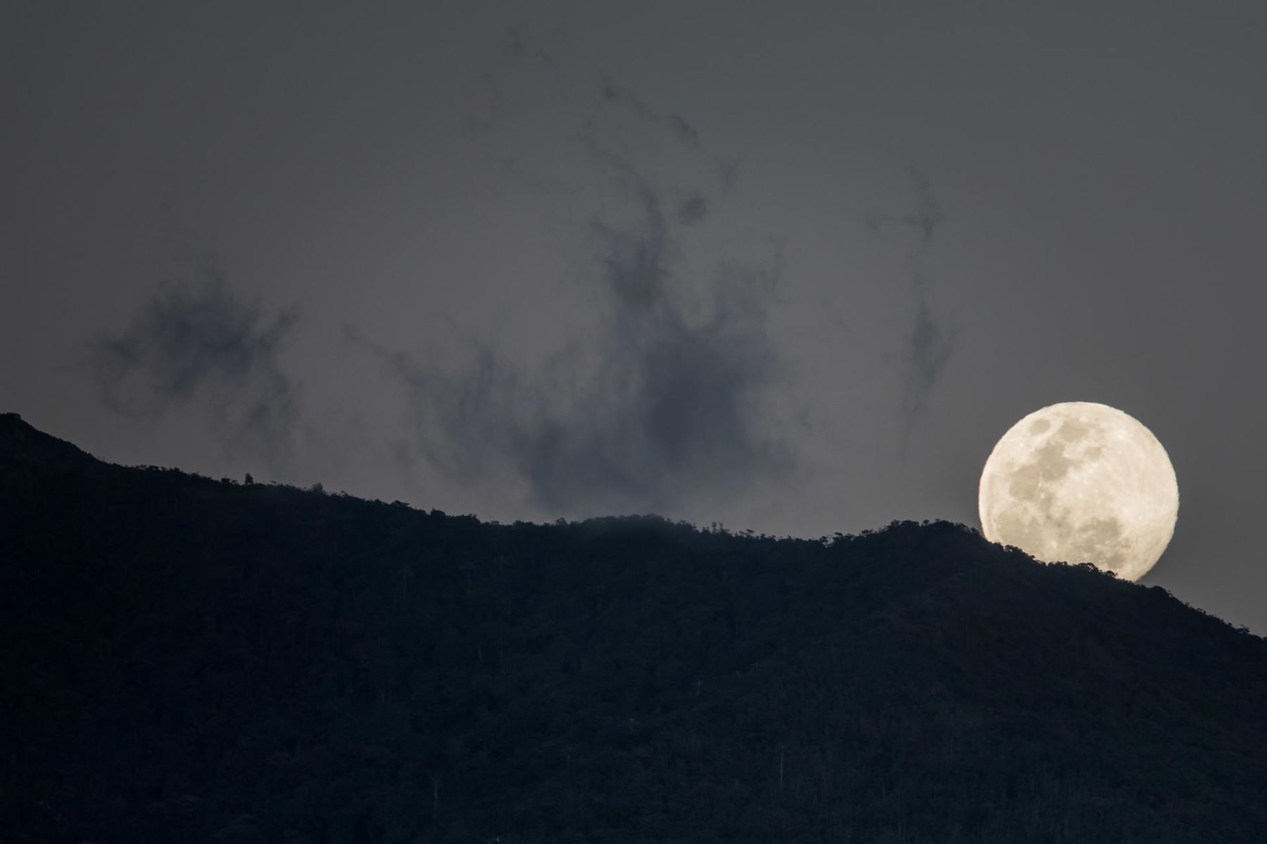 Cuando la Luna esté en fase llena, su cara dirigida hacia la Tierra estará completamente iluminada por la luz solar. Foto: EFE