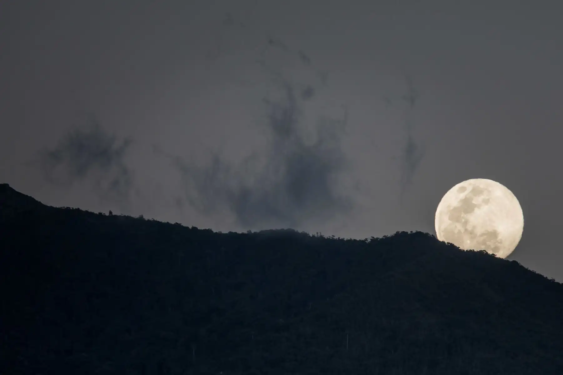 Vista hoy de la luna llena detrás del Parque Nacional Waraira Repano, conocido como Cerro El Ávila, en Caracas (Venezuela). 
Foto: EFE