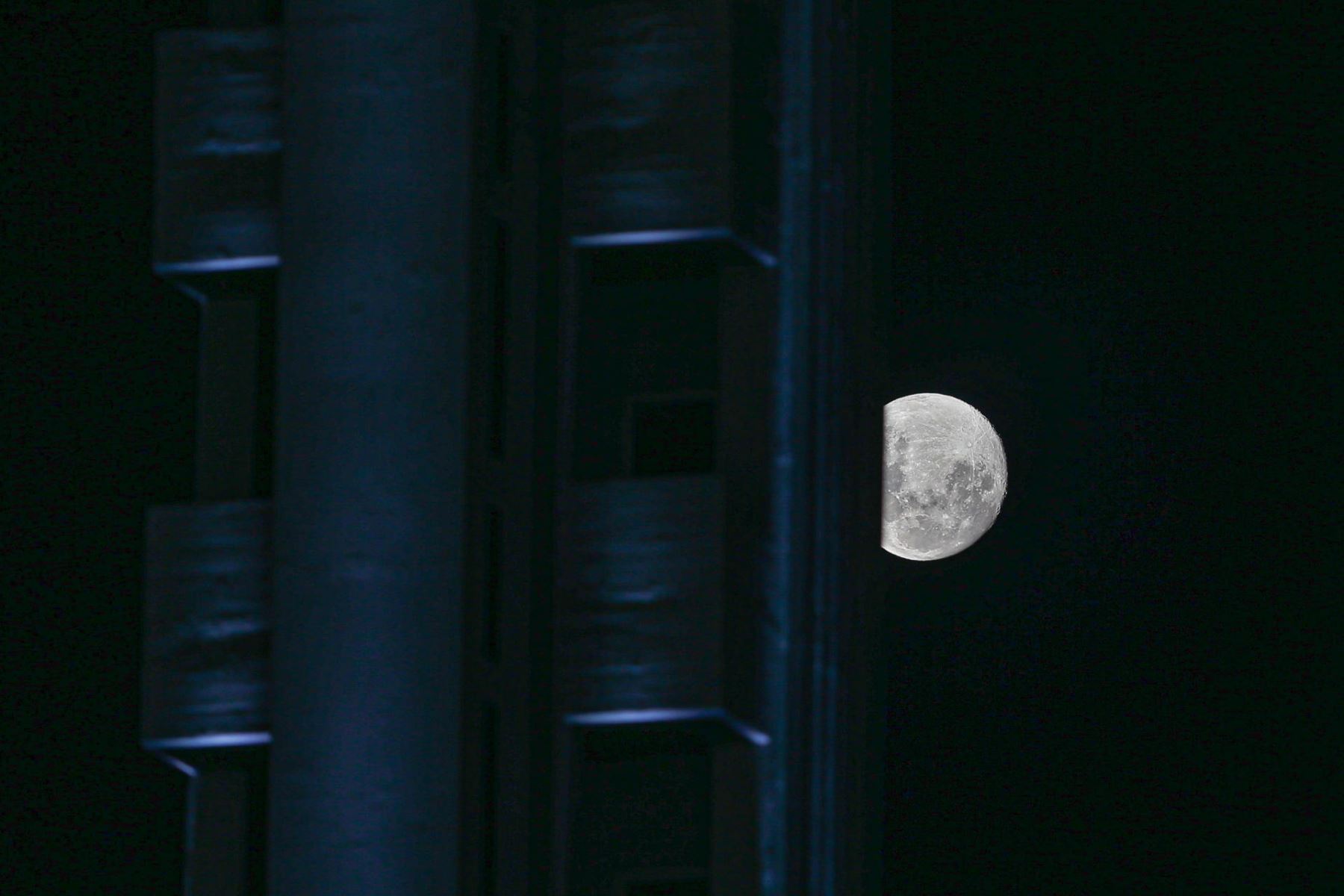 Fotografía de la luna hoy, en un partido amistoso entre Peñarol y Nacional de la serie del Río de la Plata, en el estadio Centenario, en Montevideo (Uruguay). 
Foto: EFE