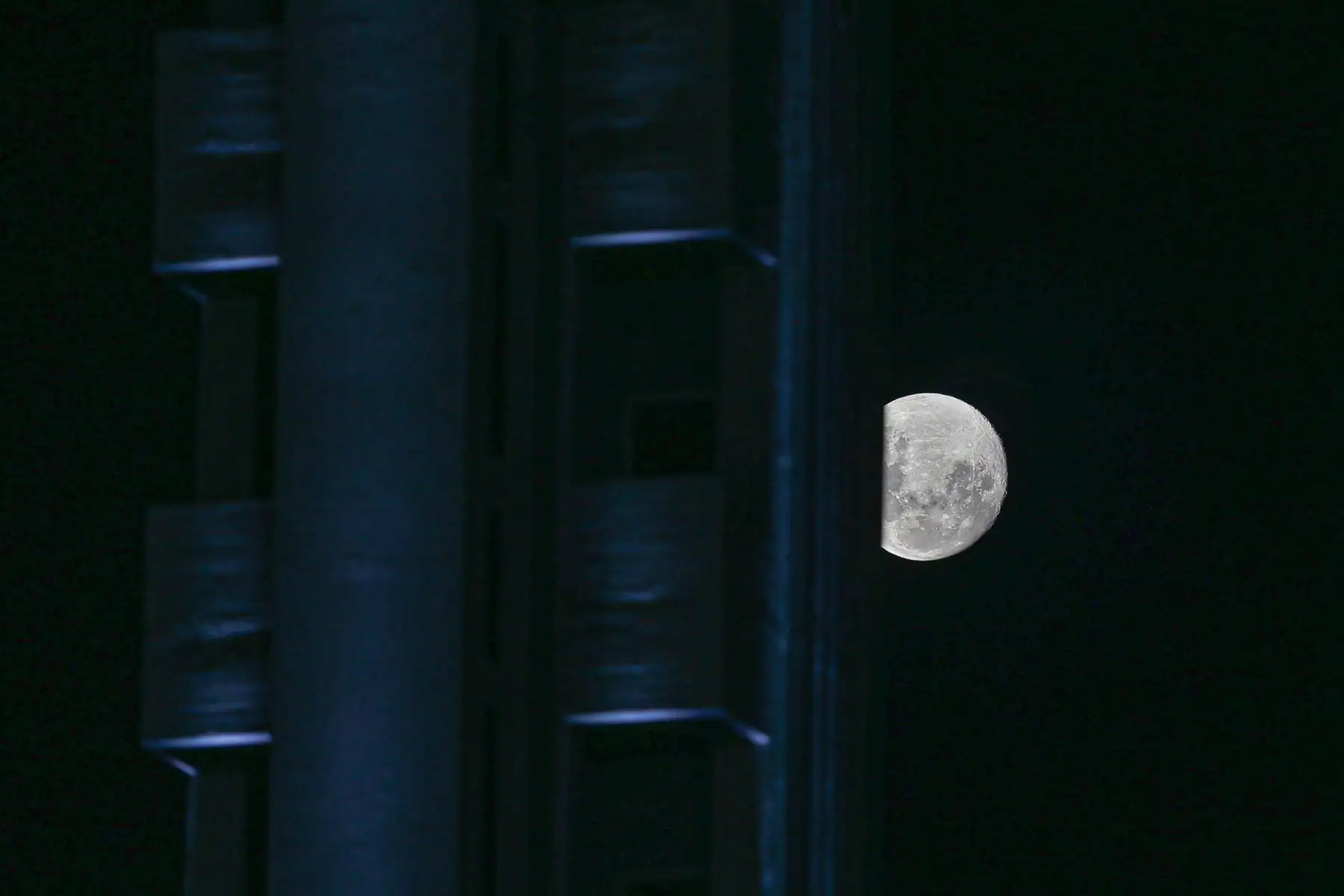 Fotografía de la luna hoy, en un partido amistoso entre Peñarol y Nacional de la serie del Río de la Plata, en el estadio Centenario, en Montevideo (Uruguay). 
Foto: EFE
