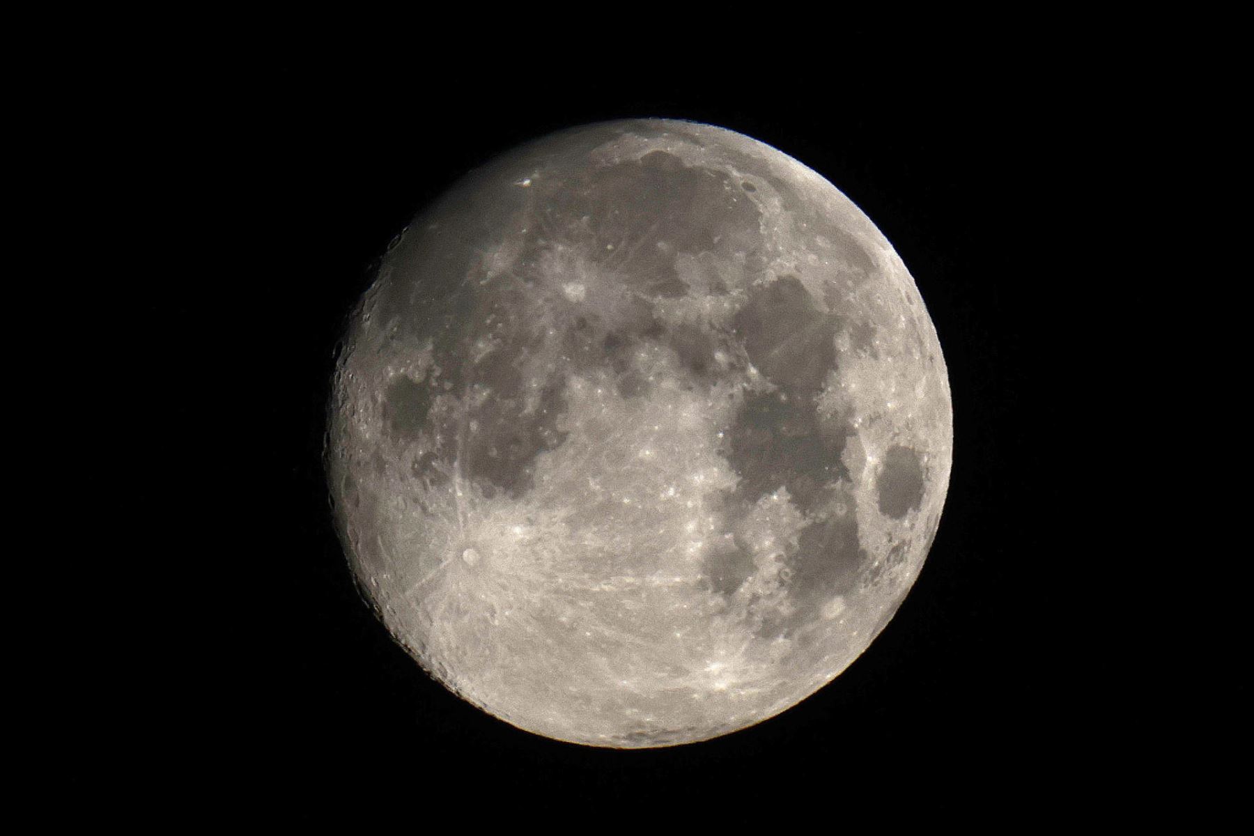 Vista de la luna todavía en fase creciente este miércoles, en la víspera del primer plenilunio del año. 
Foto: EFE