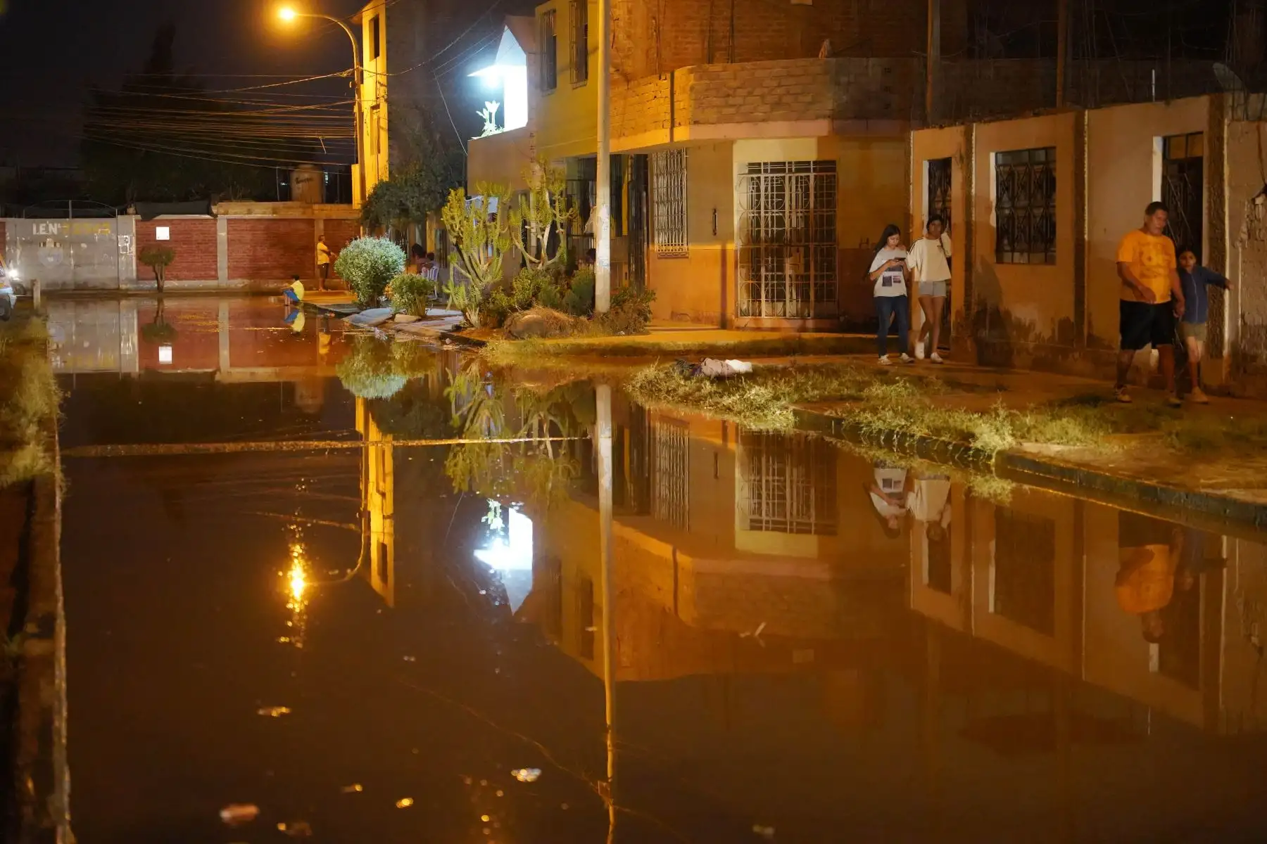 Momentos de alarma vivieron anoche y en las primeras horas de hoy la población de la ciudad de Ica ante el aumento del caudal del río Ica. Su crecida llegó a inundar varias viviendas ubicadas cerca del cauce. Foto: Genry Bautista
