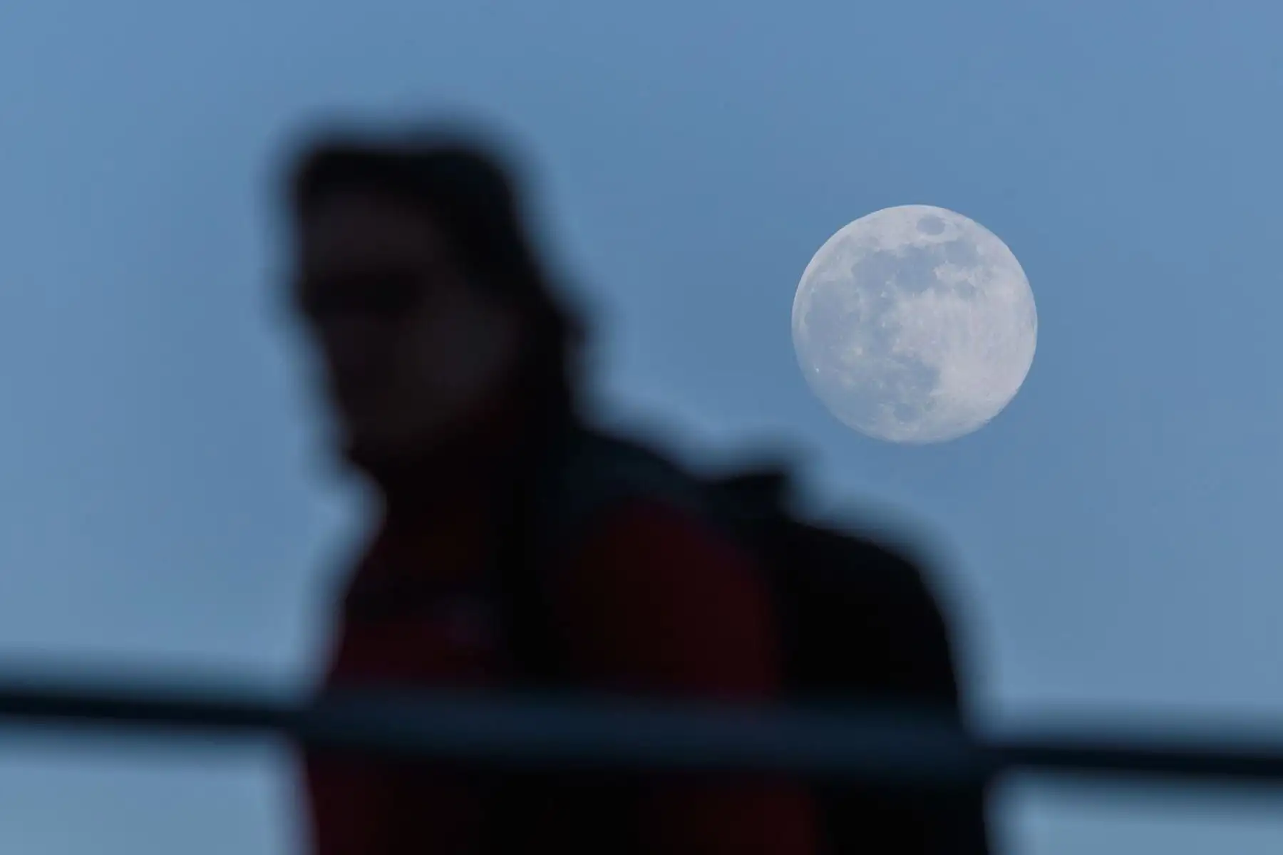 Vista de la primera Luna llena de 2024, conocida también como la Luna llena del Lobo, este miércoles en Zaragoza.
Foto: EFE