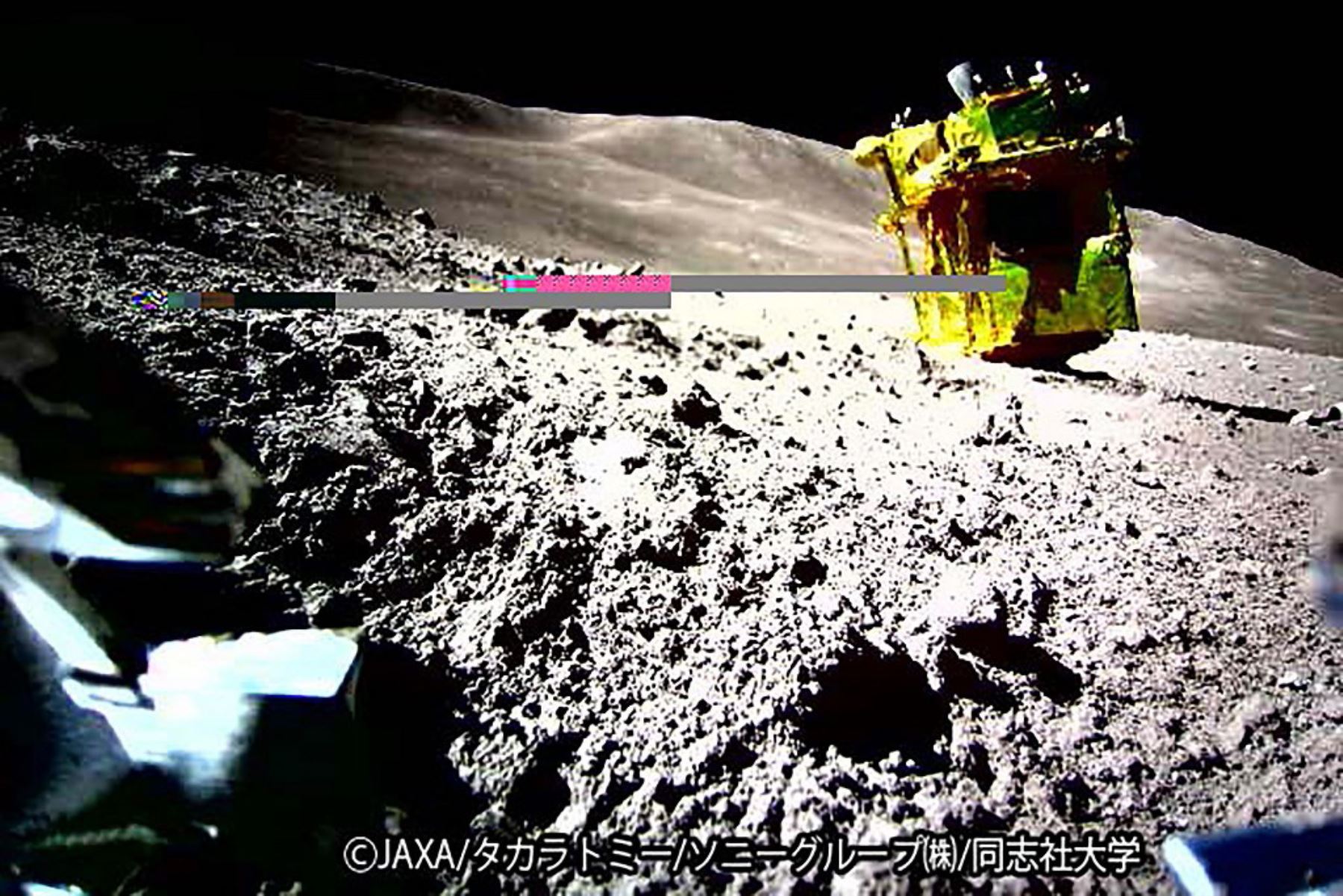 Imagen de la superficie lunar tomada y transmitida por LEV-2 "SORA-Q " el robot transformable de superficie lunar "SORA-Q" , tras su aterrizaje en la Luna. Foto: AFP
