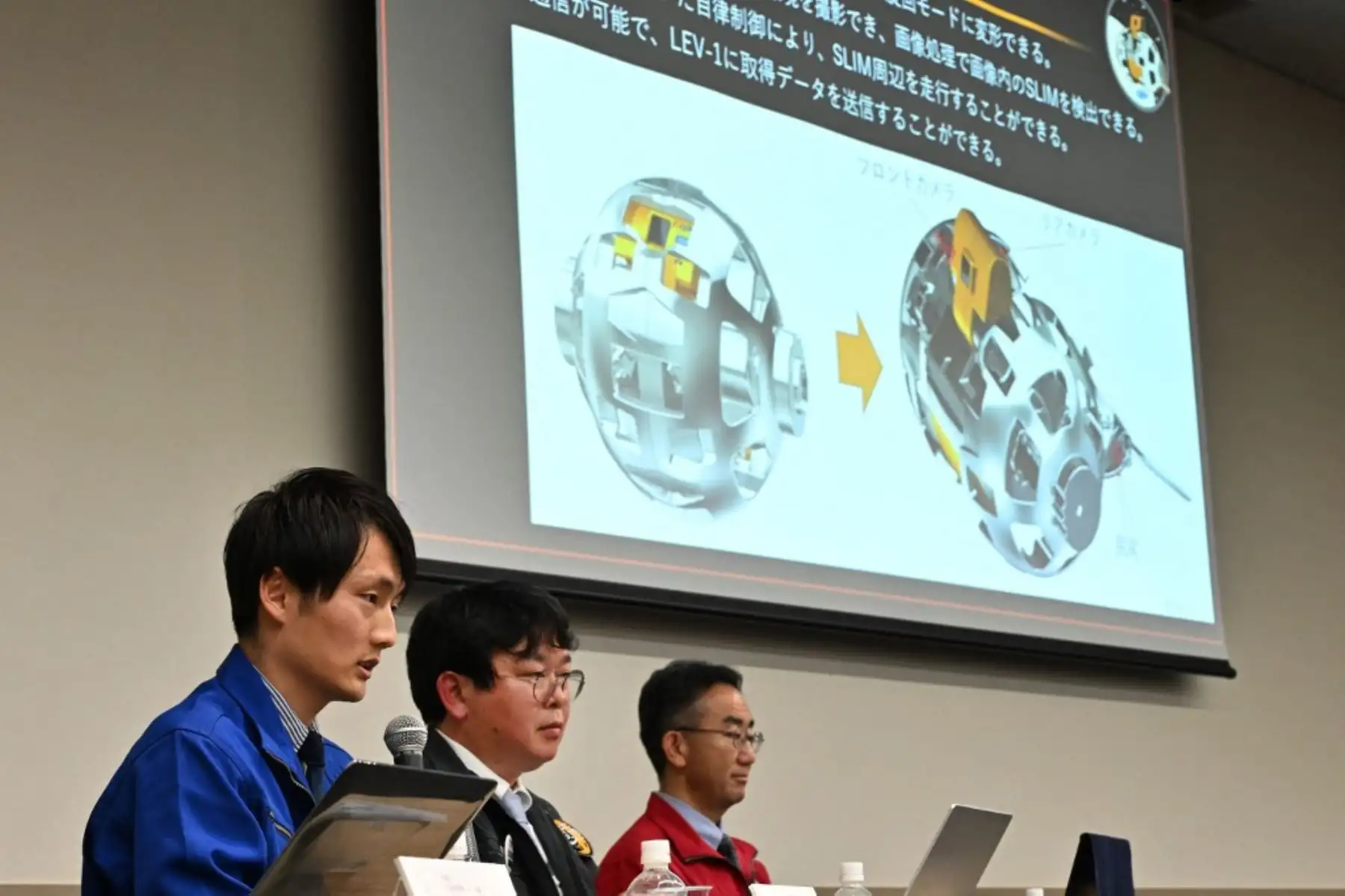 Daichi Hirnao, investigador principal asociado del Centro de Innovación en Exploración Espacial de JAXA, explica una imagen de la superficie lunar tomada y transmitida por LEV-2 "SORA-Q". Foto: AFP