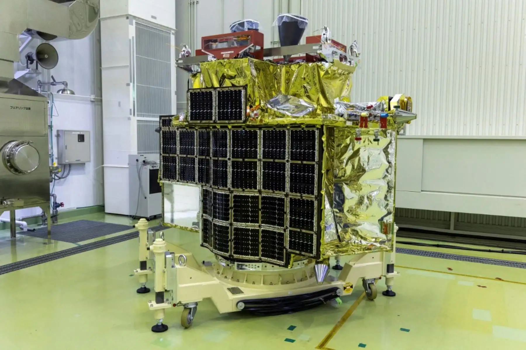Esta fotografía de archivo tomada el 1 de junio de 2023 y publicada por la Agencia de Exploración Aeroespacial de Japón (JAXA) muestra el "Smart Lander for Investigating Moon" (SLIM) en el edificio de ensamblaje del carenado del satélite en el Centro Espacial de Tanegashima, prefectura de Kagoshima. Foto: AFP