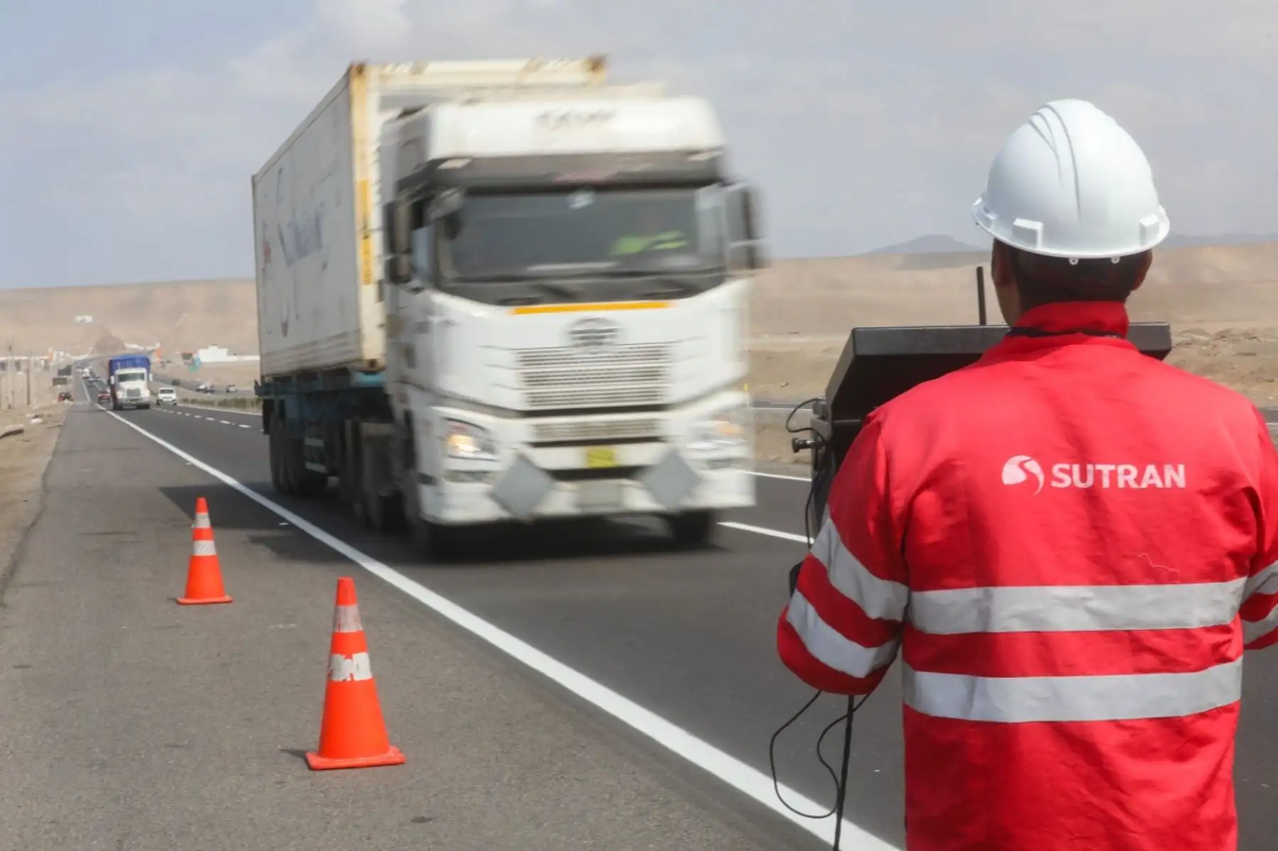 Con equipos cinemómetros la Sutran extrema los controles de velocidad en las diversas carreteras del país.