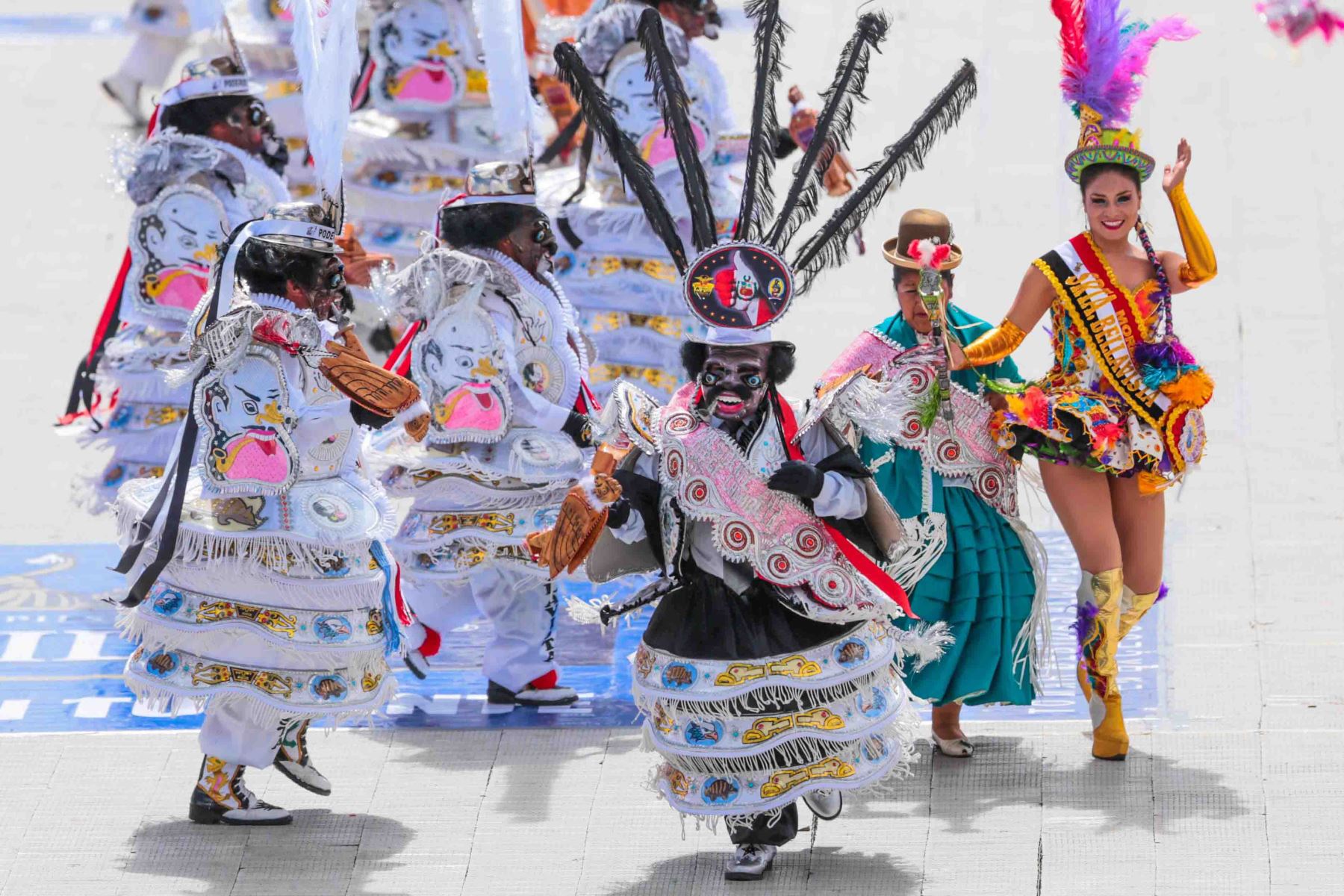 Por su imponente colorido y fastuosidad, los concursos de danzas y el desfile de comparsas, son el aspecto de la Festividad de la Virgen de la Candelaria que más atracción turística genera y evidencia porque Puno es catalogada, con justicia, la “Capital del folclor peruano”. Foto: ANDINA/ Carlos Lezama Villantoy