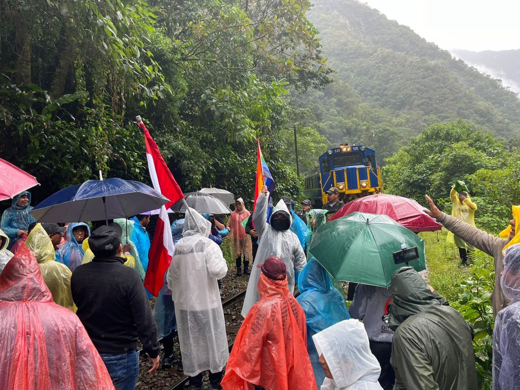Manifestantes bloquean vía férrea cerca de la estación del tren en Machu Picchu Pueblo obligando a caminar a los turistas que quieren visitar la ciudadela inca. ANDINA/Difusión