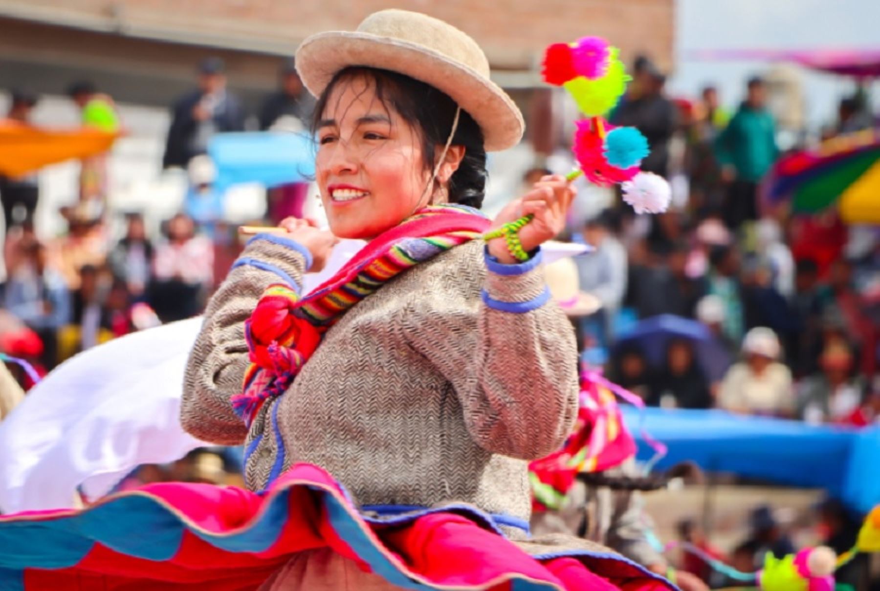 Conocido como el “Carnaval más extenso y fastuoso del Perú” y una de las festividades costumbristas más emblemáticas y multitudinarias de la región Puno, el carnaval de Juliaca se desarrolla sin pausa durante siete días y desborda alegría contagiante, destellante colorido y riqueza cultural.