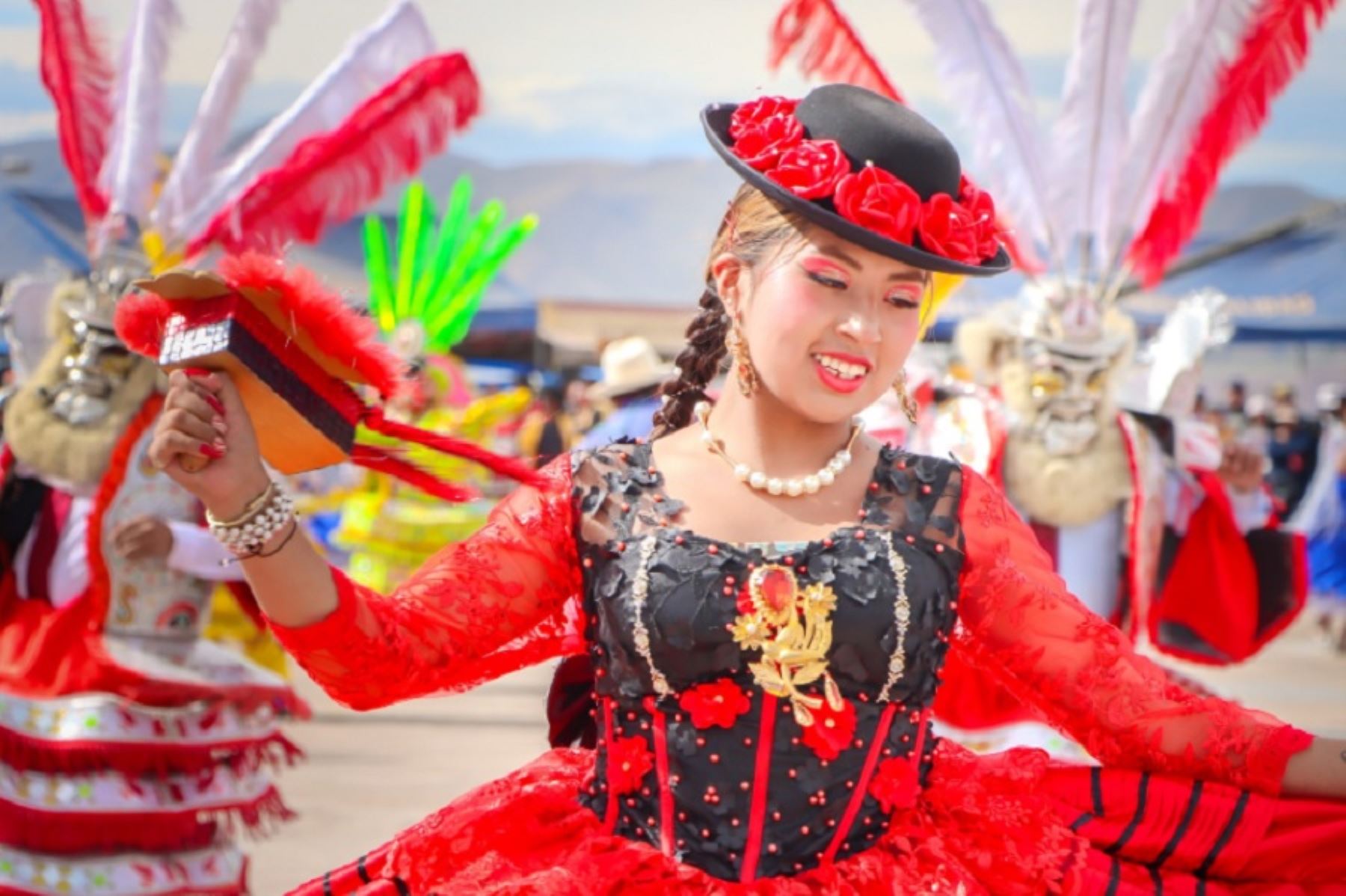 Conocido como el “Carnaval más extenso y fastuoso del Perú” y una de las festividades costumbristas más emblemáticas y multitudinarias de la región Puno, el carnaval de Juliaca se desarrolla sin pausa durante siete días y desborda alegría contagiante, destellante colorido y riqueza cultural.