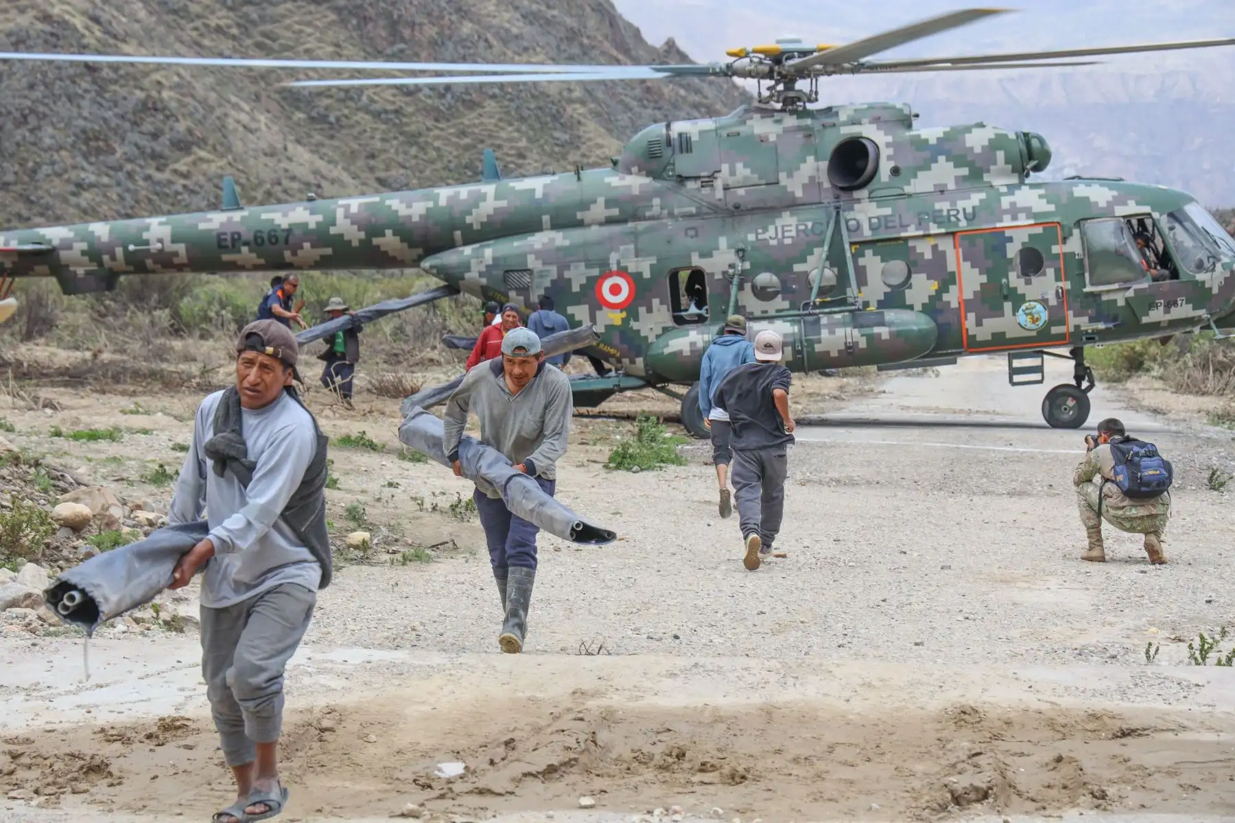 El gobernador regional de Arequipa, Rohel Sánchez, y autoridades de la provincia de Castilla trasladaron bienes de ayuda humanitaria en dos vuelos de helicóptero a los lugares más afectados por las torrenciales lluvias registradas en las últimas 48 horas. En total se trasladó una tonelada y media de alimentos, carpas y herramientas para atender a la población del anexo de Sucna, en Ayo. 
Foto: Difusión