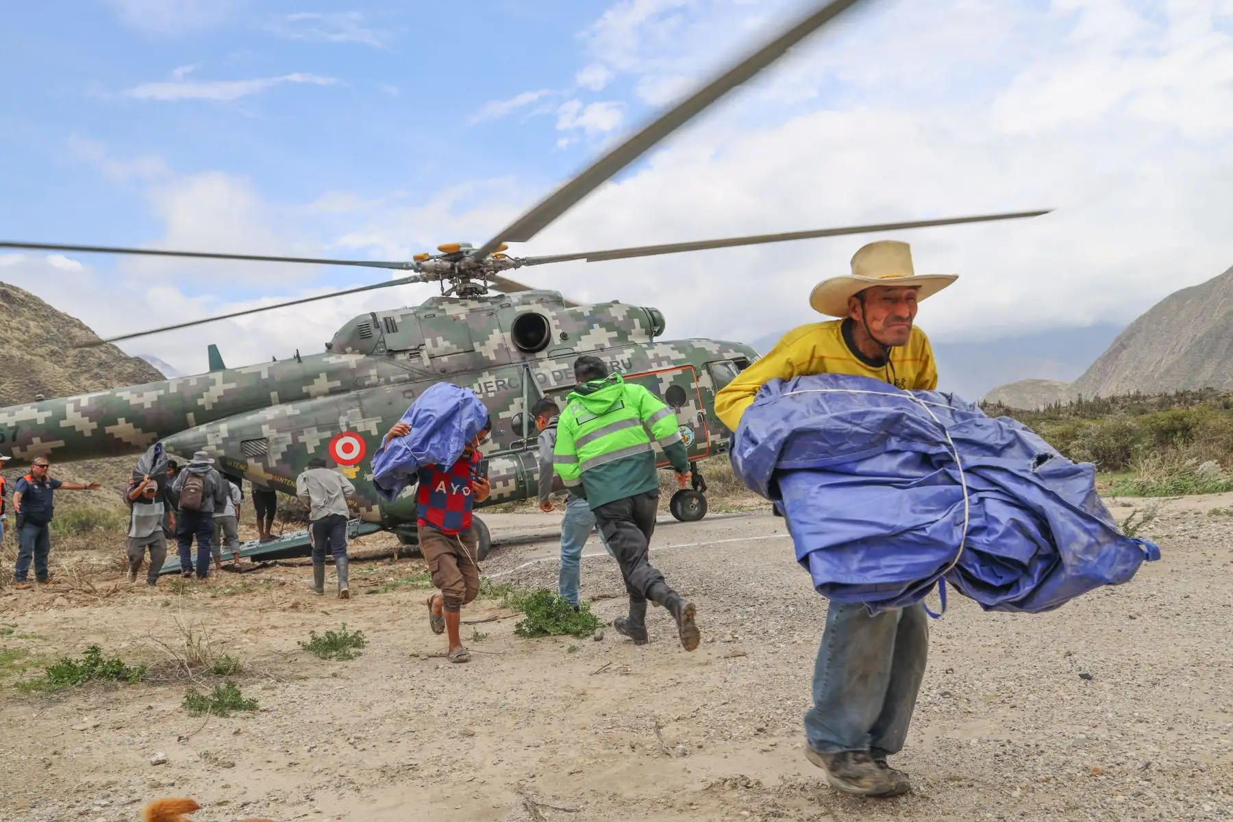 El gobernador regional de Arequipa, Rohel Sánchez, y autoridades de la provincia de Castilla trasladaron bienes de ayuda humanitaria en dos vuelos de helicóptero a los lugares más afectados por las torrenciales lluvias registradas en las últimas 48 horas. En total se trasladó una tonelada y media de alimentos, carpas y herramientas para atender a la población del anexo de Sucna, en Ayo. 
Foto: Difusión