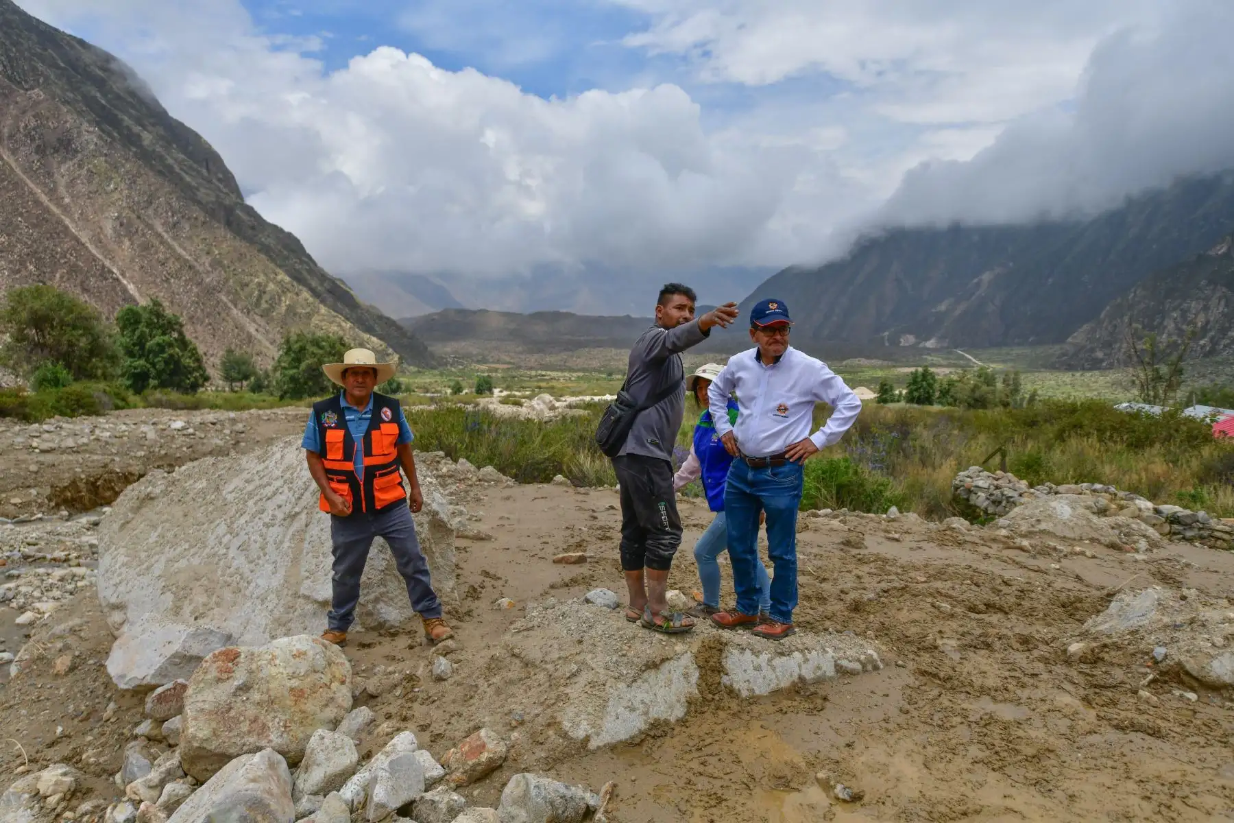 El gobernador regional de Arequipa, Rohel Sánchez, y autoridades de la provincia de Castilla trasladaron bienes de ayuda humanitaria en dos vuelos de helicóptero a los lugares más afectados por las torrenciales lluvias registradas en las últimas 48 horas. En total se trasladó una tonelada y media de alimentos, carpas y herramientas para atender a la población del anexo de Sucna, en Ayo. 
Foto: Difusión