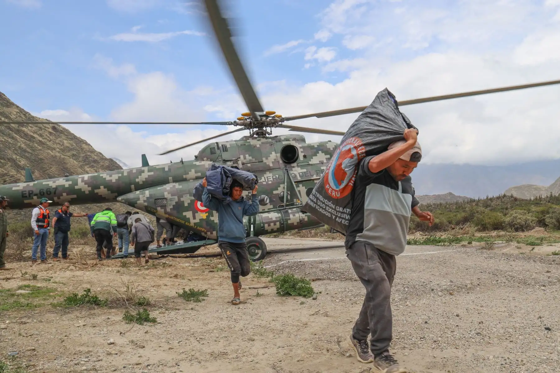 El gobernador regional de Arequipa, Rohel Sánchez, y autoridades de la provincia de Castilla trasladaron bienes de ayuda humanitaria en dos vuelos de helicóptero a los lugares más afectados por las torrenciales lluvias registradas en las últimas 48 horas. En total se trasladó una tonelada y media de alimentos, carpas y herramientas para atender a la población del anexo de Sucna, en Ayo. 
Foto: Difusión