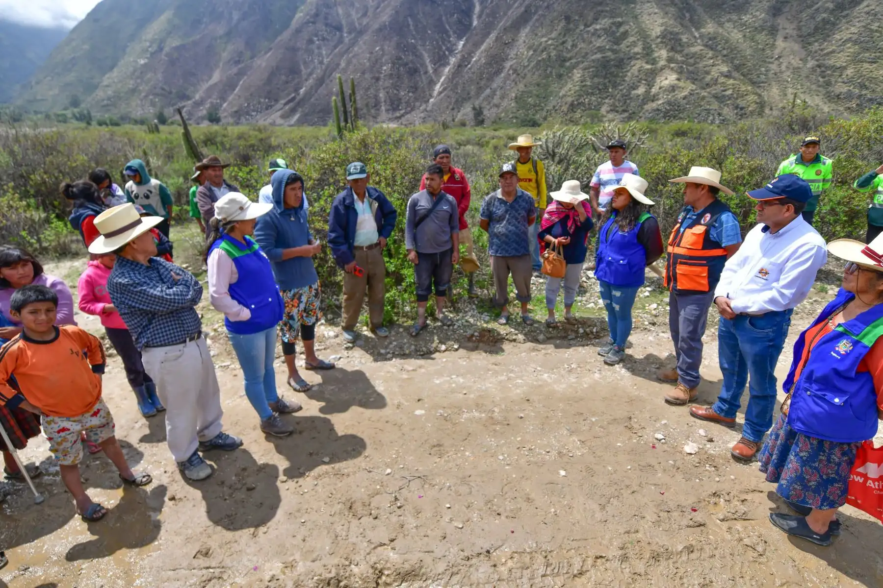 El gobernador regional de Arequipa, Rohel Sánchez, y autoridades de la provincia de Castilla trasladaron bienes de ayuda humanitaria en dos vuelos de helicóptero a los lugares más afectados por las torrenciales lluvias registradas en las últimas 48 horas. En total se trasladó una tonelada y media de alimentos, carpas y herramientas para atender a la población del anexo de Sucna, en Ayo. 
Foto: Difusión