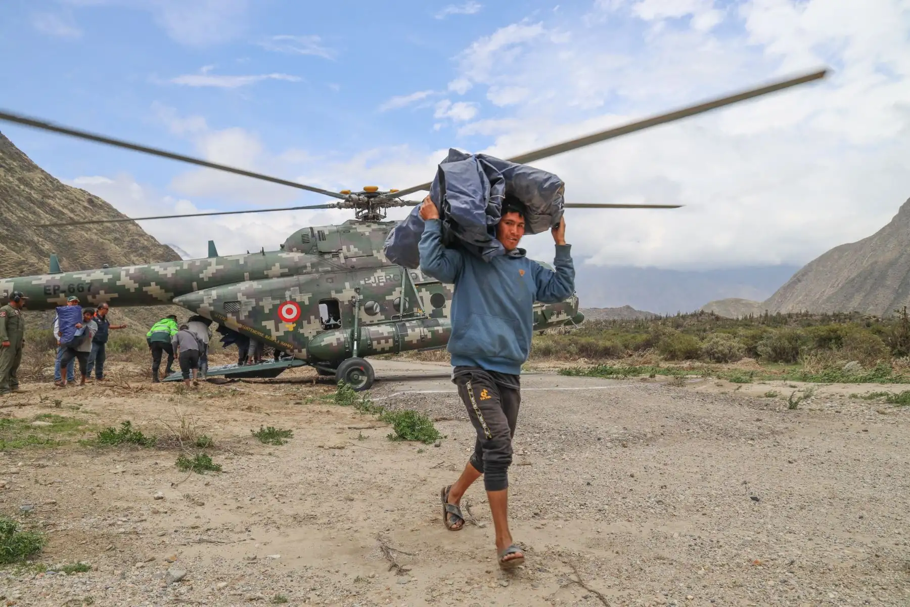 El gobernador regional de Arequipa, Rohel Sánchez, y autoridades de la provincia de Castilla trasladaron bienes de ayuda humanitaria en dos vuelos de helicóptero a los lugares más afectados por las torrenciales lluvias registradas en las últimas 48 horas. En total se trasladó una tonelada y media de alimentos, carpas y herramientas para atender a la población del anexo de Sucna, en Ayo. 
Foto: Difusión