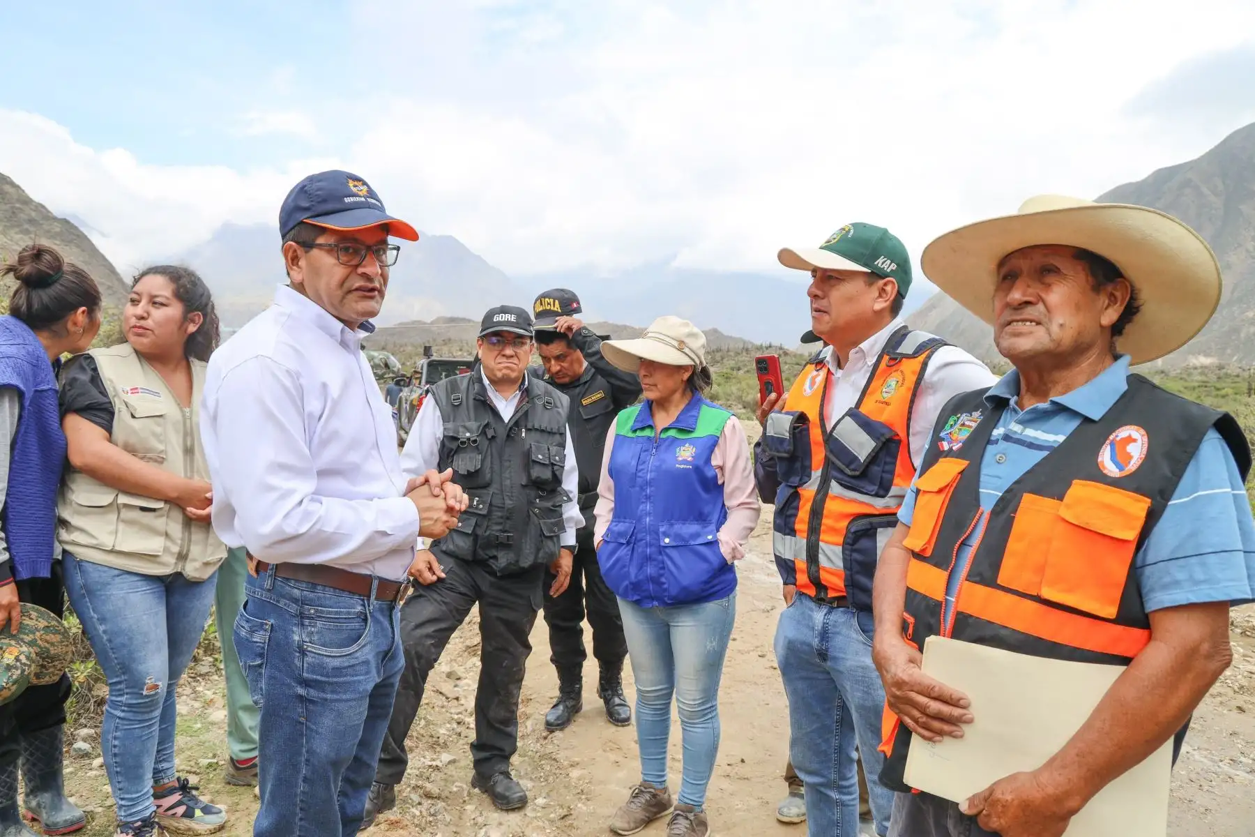 El gobernador regional de Arequipa, Rohel Sánchez, y autoridades de la provincia de Castilla trasladaron bienes de ayuda humanitaria en dos vuelos de helicóptero a los lugares más afectados por las torrenciales lluvias registradas en las últimas 48 horas. En total se trasladó una tonelada y media de alimentos, carpas y herramientas para atender a la población del anexo de Sucna, en Ayo. 
Foto: Difusión