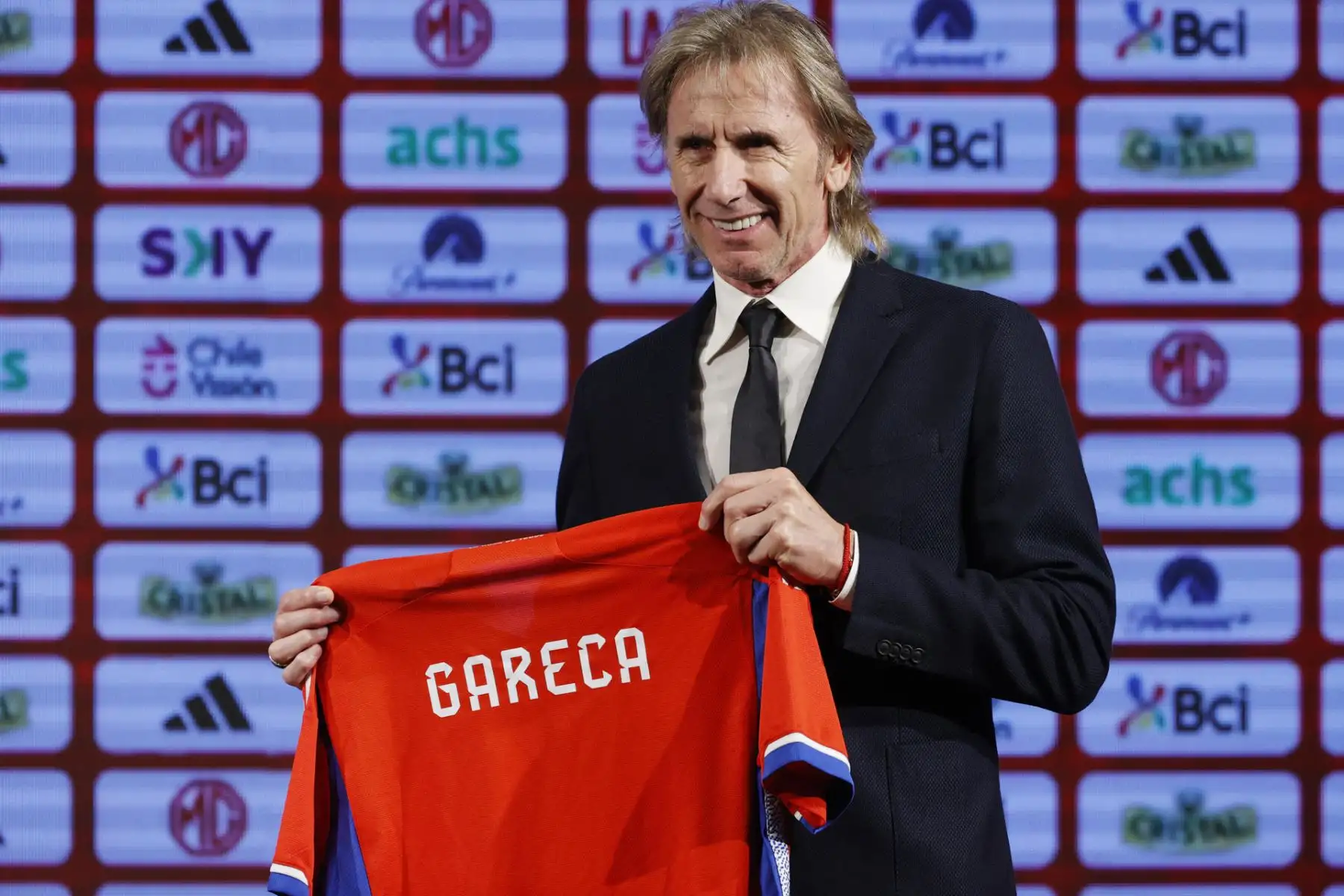 El argentino Ricardo Gareca posa hoy con su camiseta como nuevo entrenador de la selección chilena de fútbol, en Santiago (Chile). 
Foto: EFE