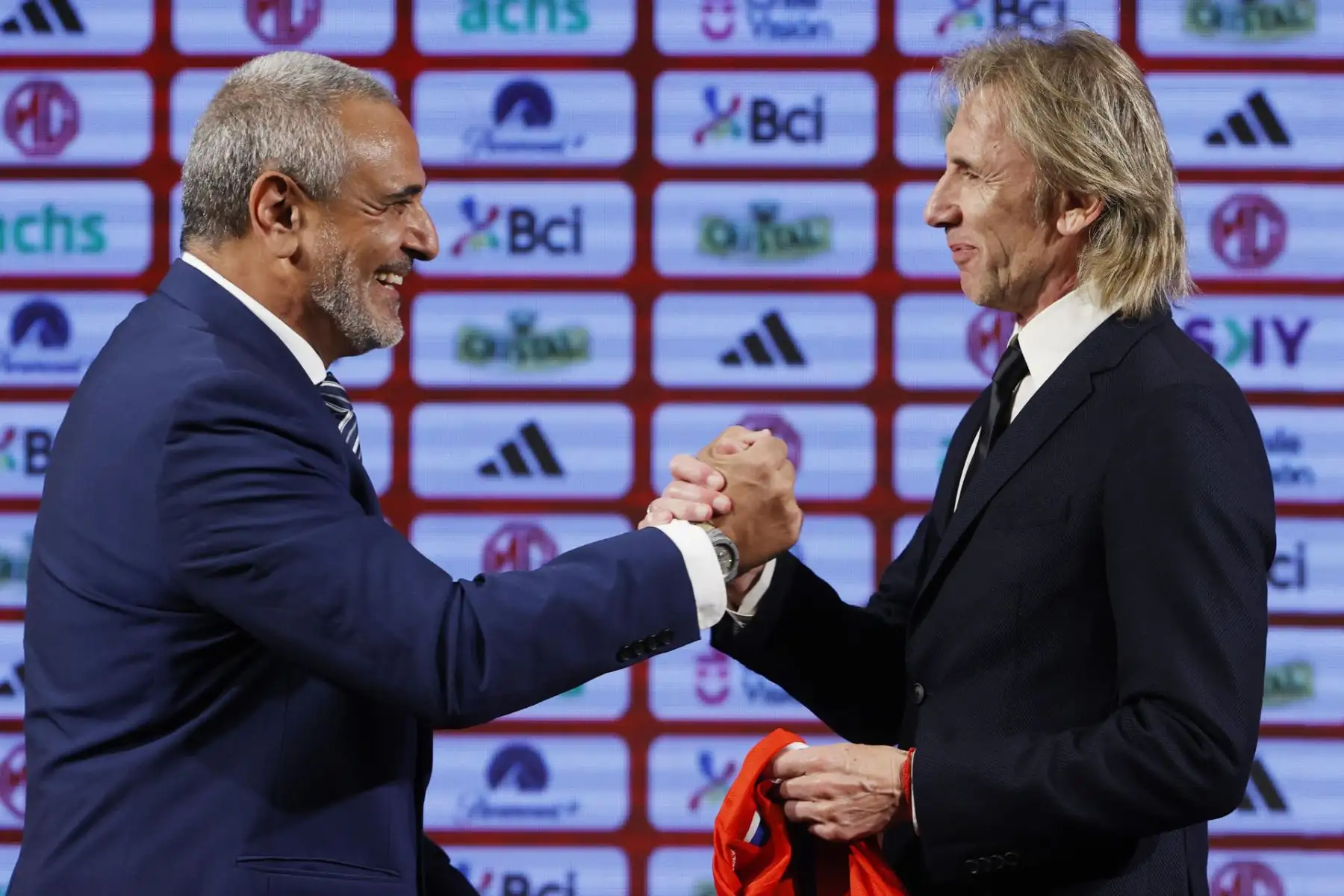 El presidente de la Asociación Nacional de Fútbol Profesional (ANFP) de Chile, Pablo Milad (i), presenta hoy al argentino Ricardo Gareca como nuevo entrenador de la selección chilena, en Santiago (Chile).
Foto: EFE
