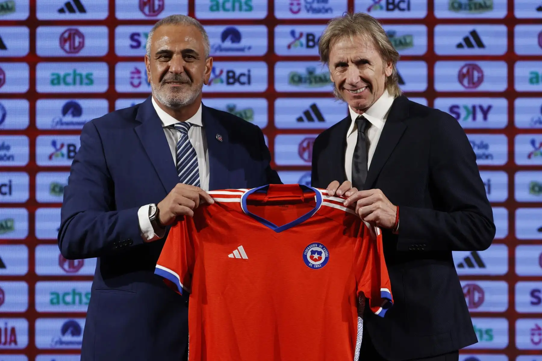 El presidente de la Asociación Nacional de Fútbol Profesional (ANFP) de Chile, Pablo Milad, presenta hoy al argentino Ricardo Gareca como nuevo entrenador de la selección chilena, en Santiago (Chile). 
Foto: EFE