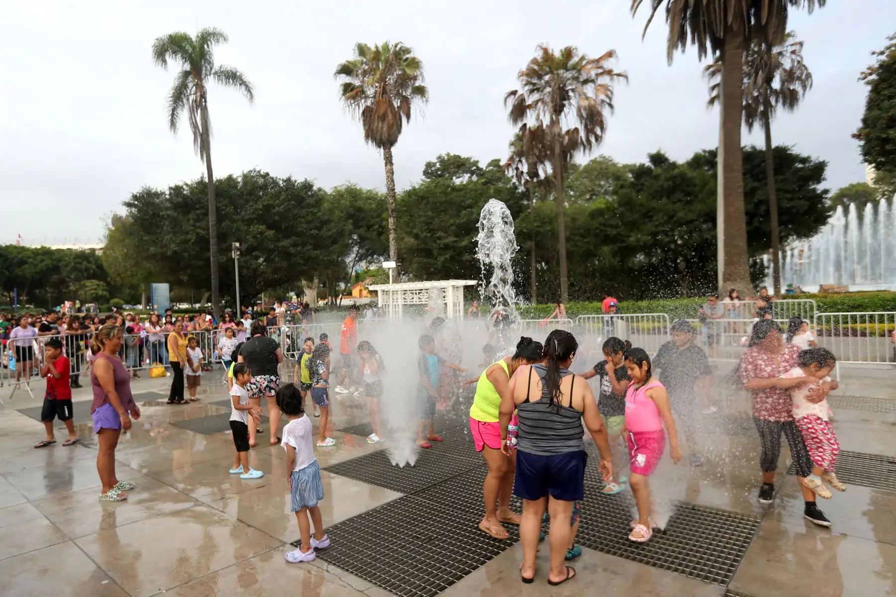Ante la fuerte ola de calor cientos de vecinos encuentran en el Circuito Mágico de las Aguas un lugar ideal para pasear y refrescarse en algunas de sus piletas. Foto: ANDINA/Ricardo Cuba