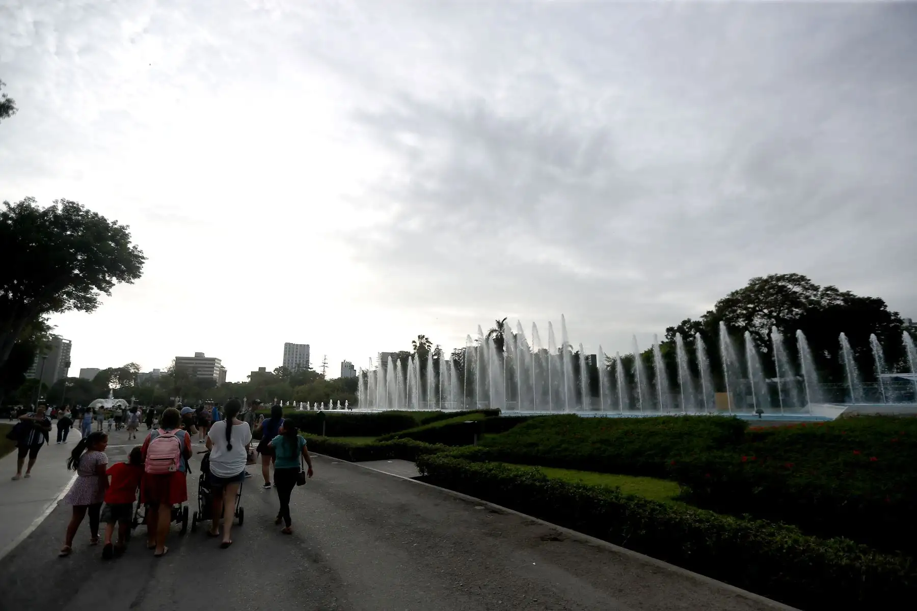 Ante la fuerte ola de calor cientos de vecinos encuentran en el Circuito Mágico de las Aguas un lugar ideal para pasear y refrescarse en algunas de sus piletas. Foto: ANDINA/Ricardo Cuba