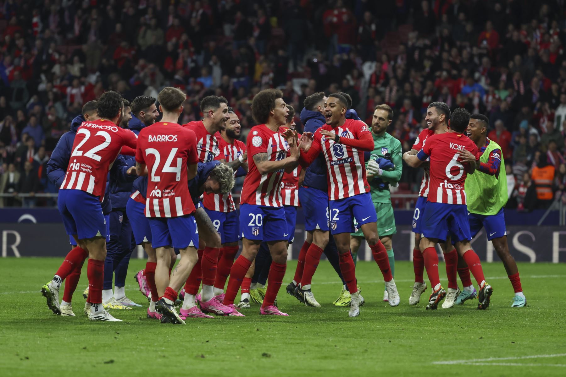 Los jugadores del Atlético de Madrid celebran la victoria ante el Sevilla FC por la Copa del Rey. Foto: EFE.