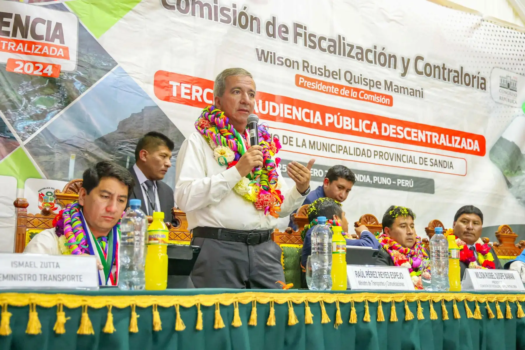 El ministro Raúl Pérez Reyes llegó a Sandia (Puno) donde participó en la Tercera Audiencia Descentralizada de la Comisión de Fiscalización y Contraloría, para informar sobre las intervenciones del MTC en esta región.
Foto: ANDINA/MTC