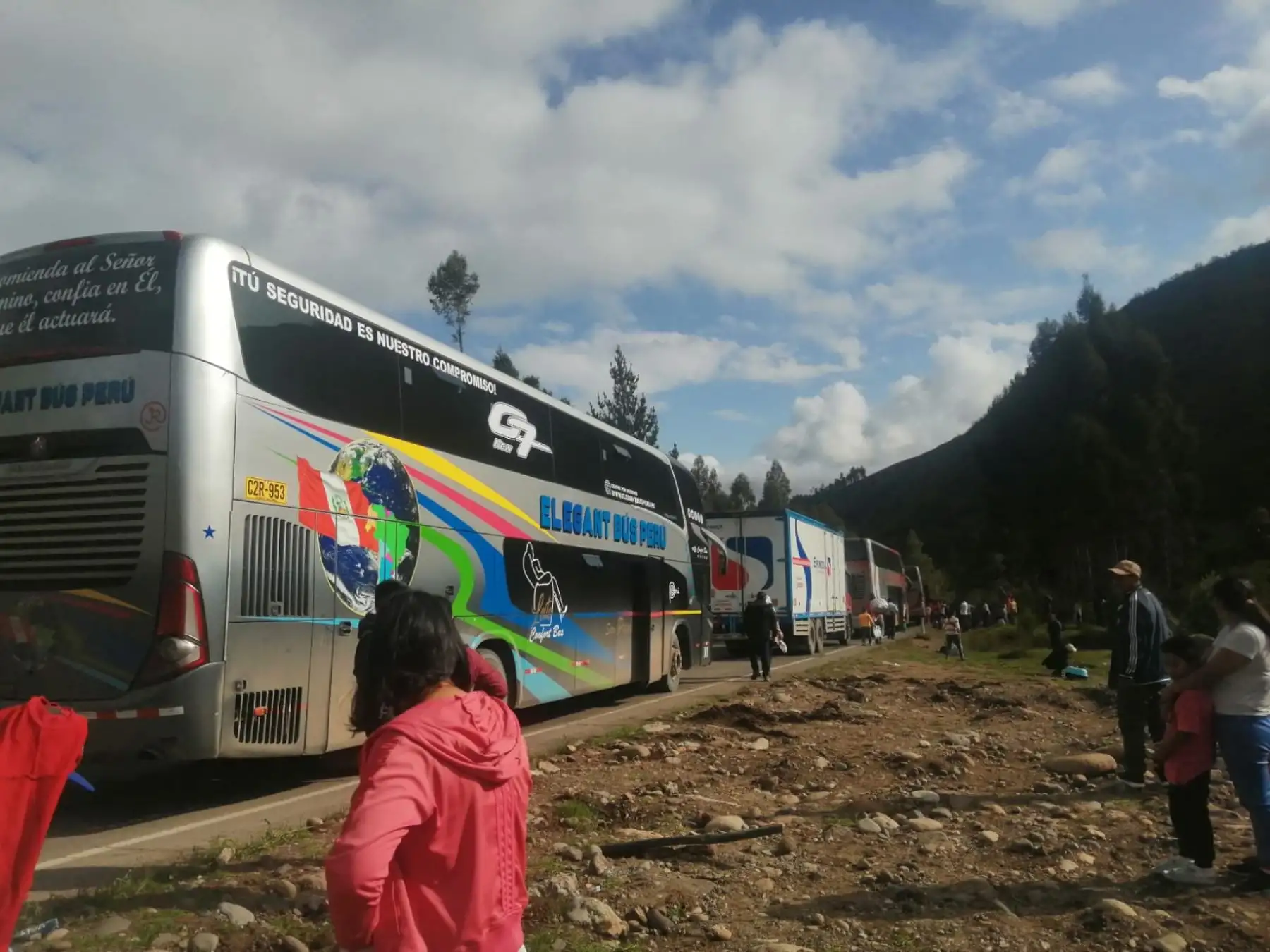 Decenas de vehículos se encuentran varados en la vía Los Libertadores, en el distrito de Vinchos, en Ayacucho, a causa del colapso de un puente provisional debido a las lluvias intensas que se registran en la zona. ANDINA/Difusión