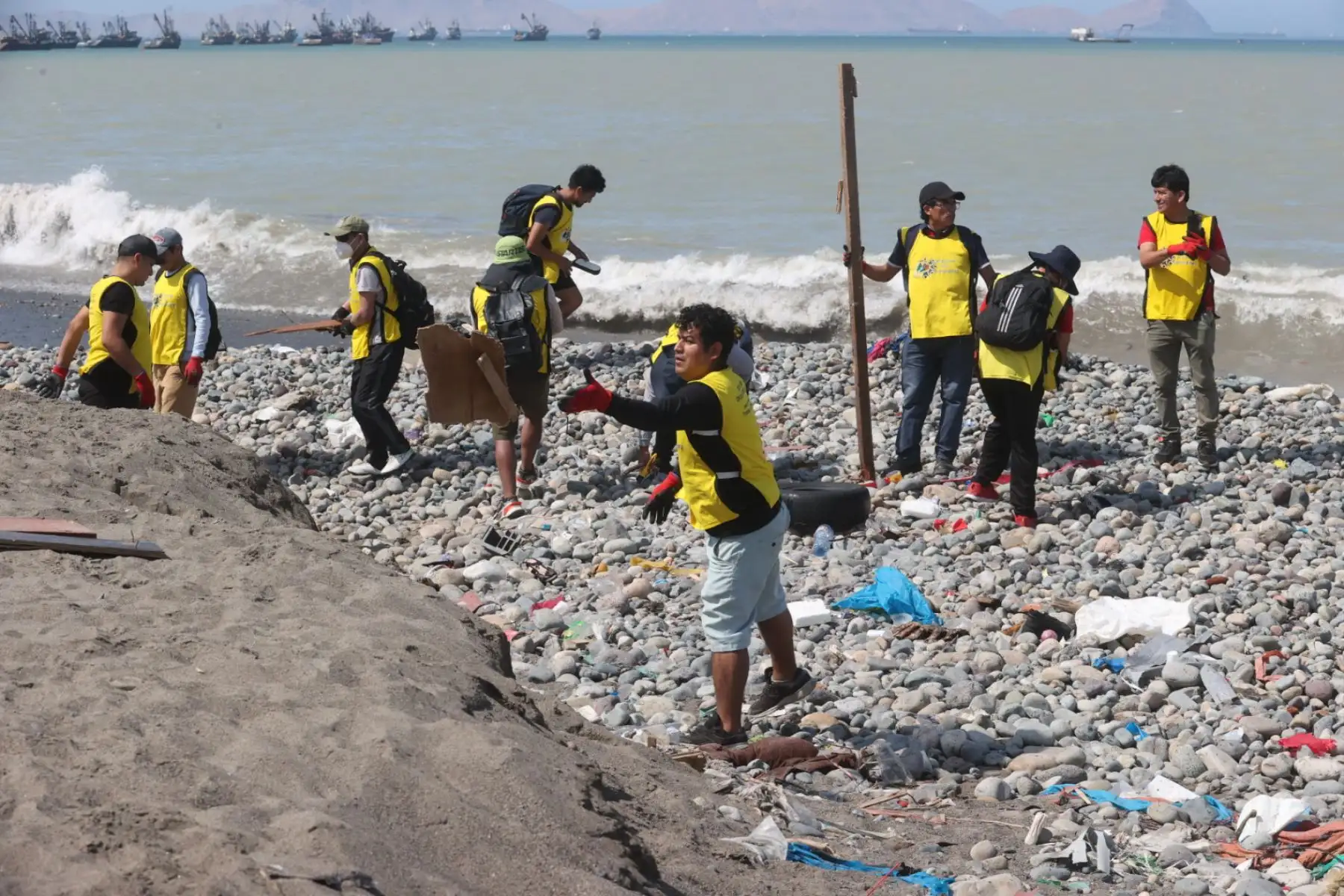 Más de cien sentenciados en libertad realizan campaña de limpieza en playa Márquez del Callao. Foto: ANDINA/Juan Carlos Guzmán