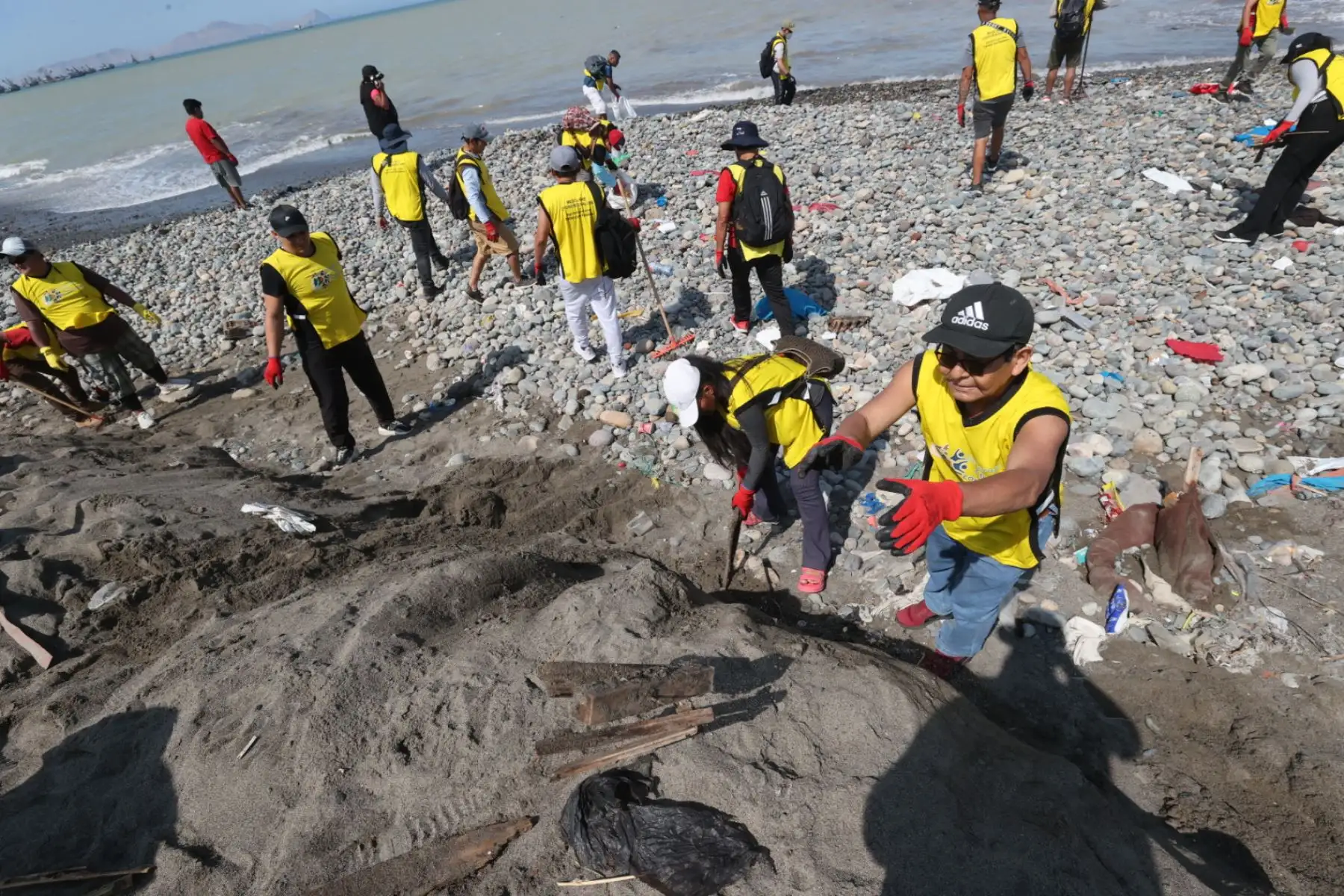 Más de cien sentenciados en libertad realizan campaña de limpieza en playa Márquez del Callao. Foto: ANDINA/Juan Carlos Guzmán