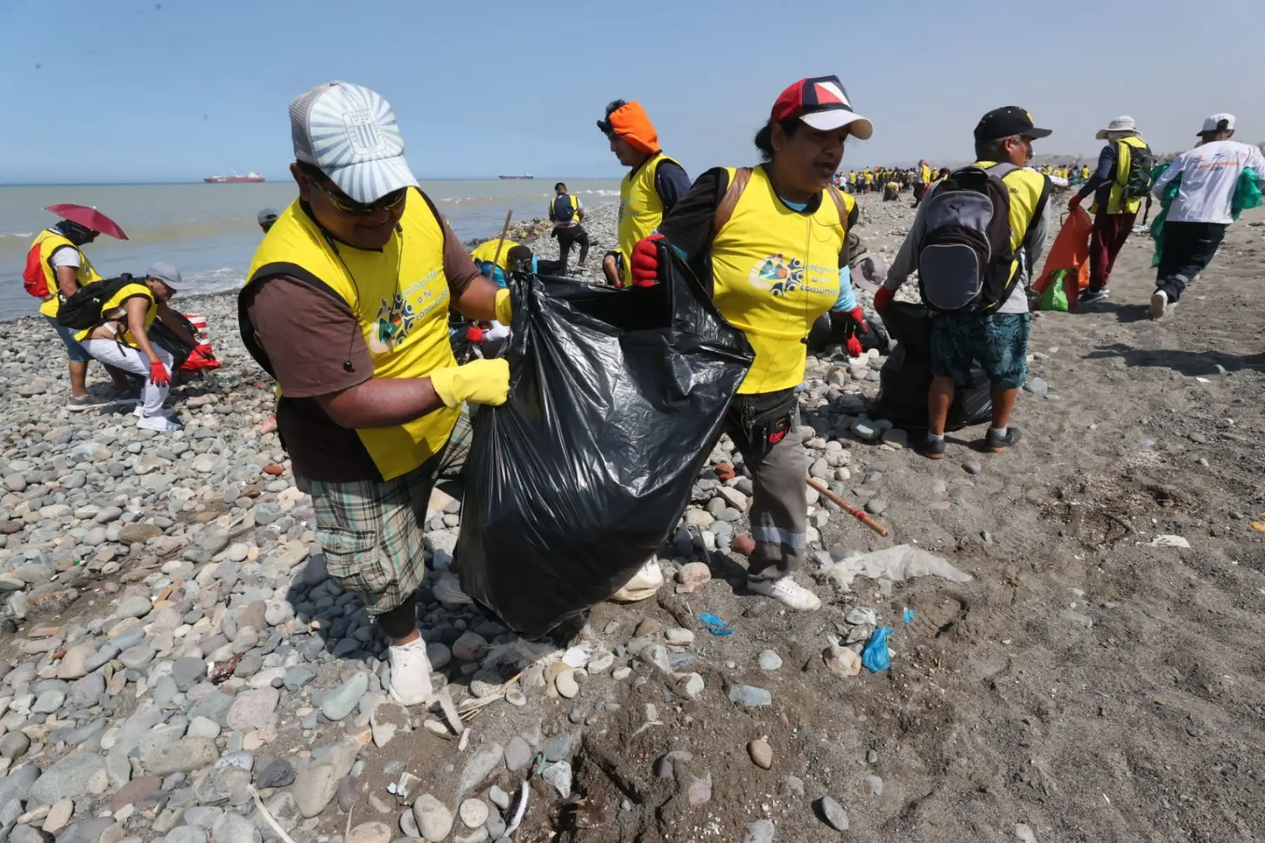 Más de cien sentenciados en libertad realizan campaña de limpieza en playa Márquez del Callao. Foto: ANDINA/Juan Carlos Guzmán