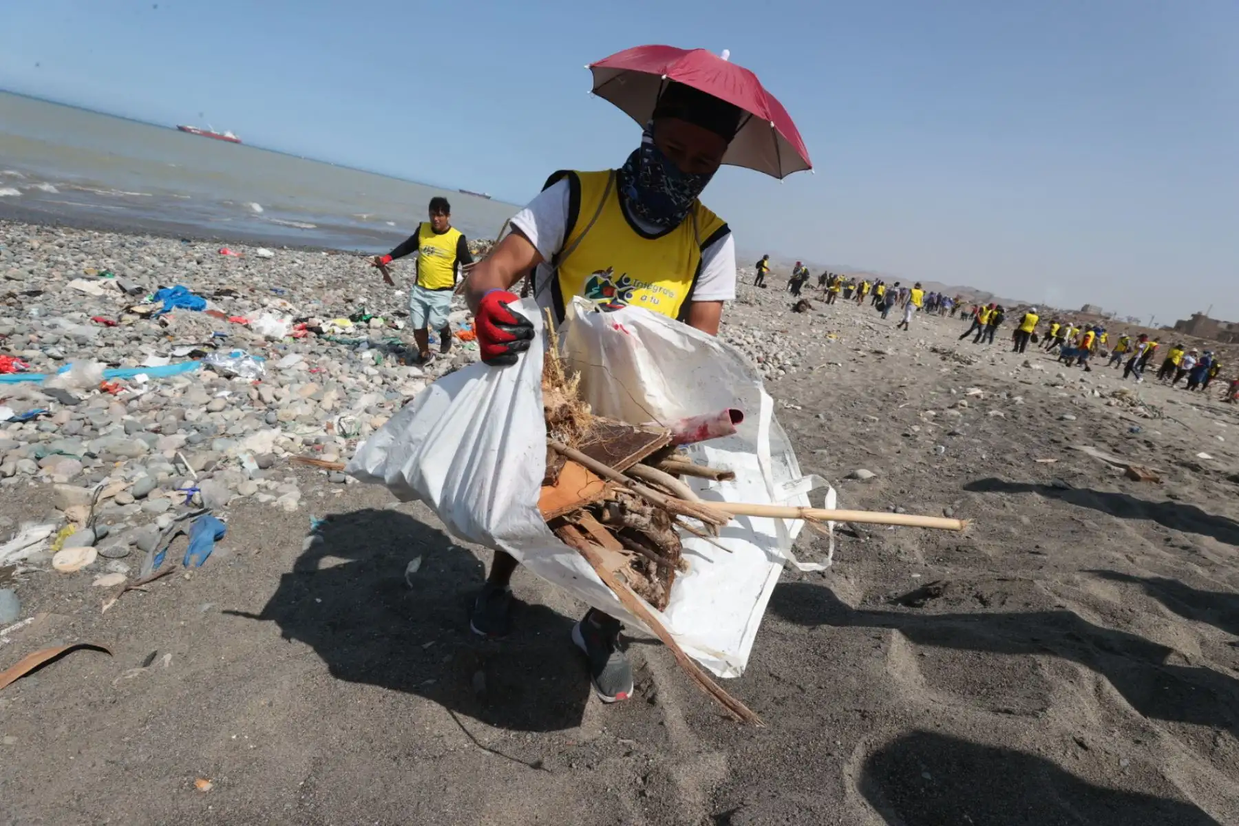 Más de cien sentenciados en libertad realizan campaña de limpieza en playa Márquez del Callao. Foto: ANDINA/Juan Carlos Guzmán