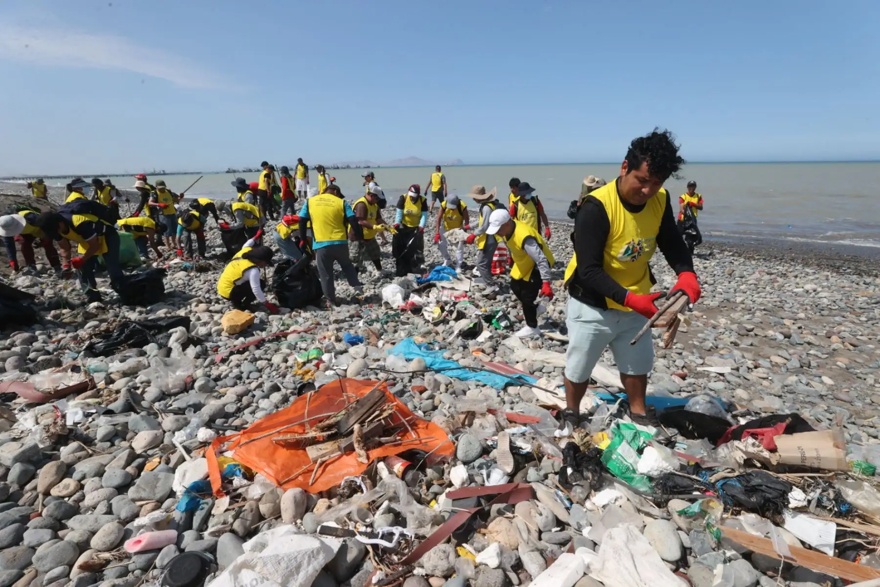 Más de cien sentenciados en libertad realizan campaña de limpieza en playa Márquez del Callao. Foto: ANDINA/Juan Carlos Guzmán