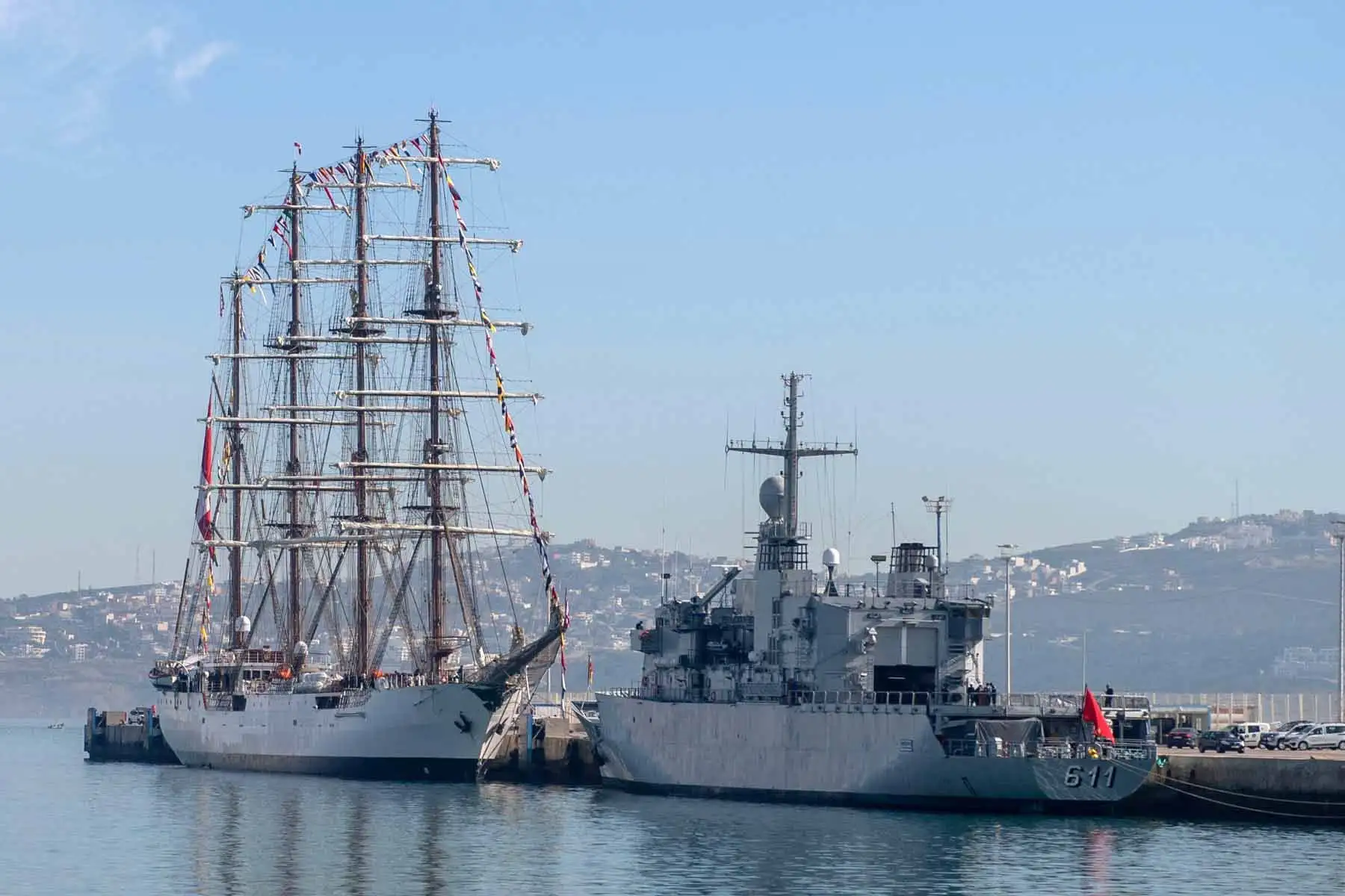 El buque escuela BAP Union de la Armada del Perú, comandado por una tripulación de 250 personas, llegó a Tánger, Marruecos, donde pasará cuatro días. La visita tiene como objetivo promover la cultura y el turismo y celebrar el 60 aniversario del establecimiento de relaciones oficiales entre Perú y Marruecos. Unión BAP, el velero más grande y rápido de América Latina, emulará el atrevido viaje emprendido por una fragata peruana en 1856. (Marruecos, Tánger). Foto: EFE