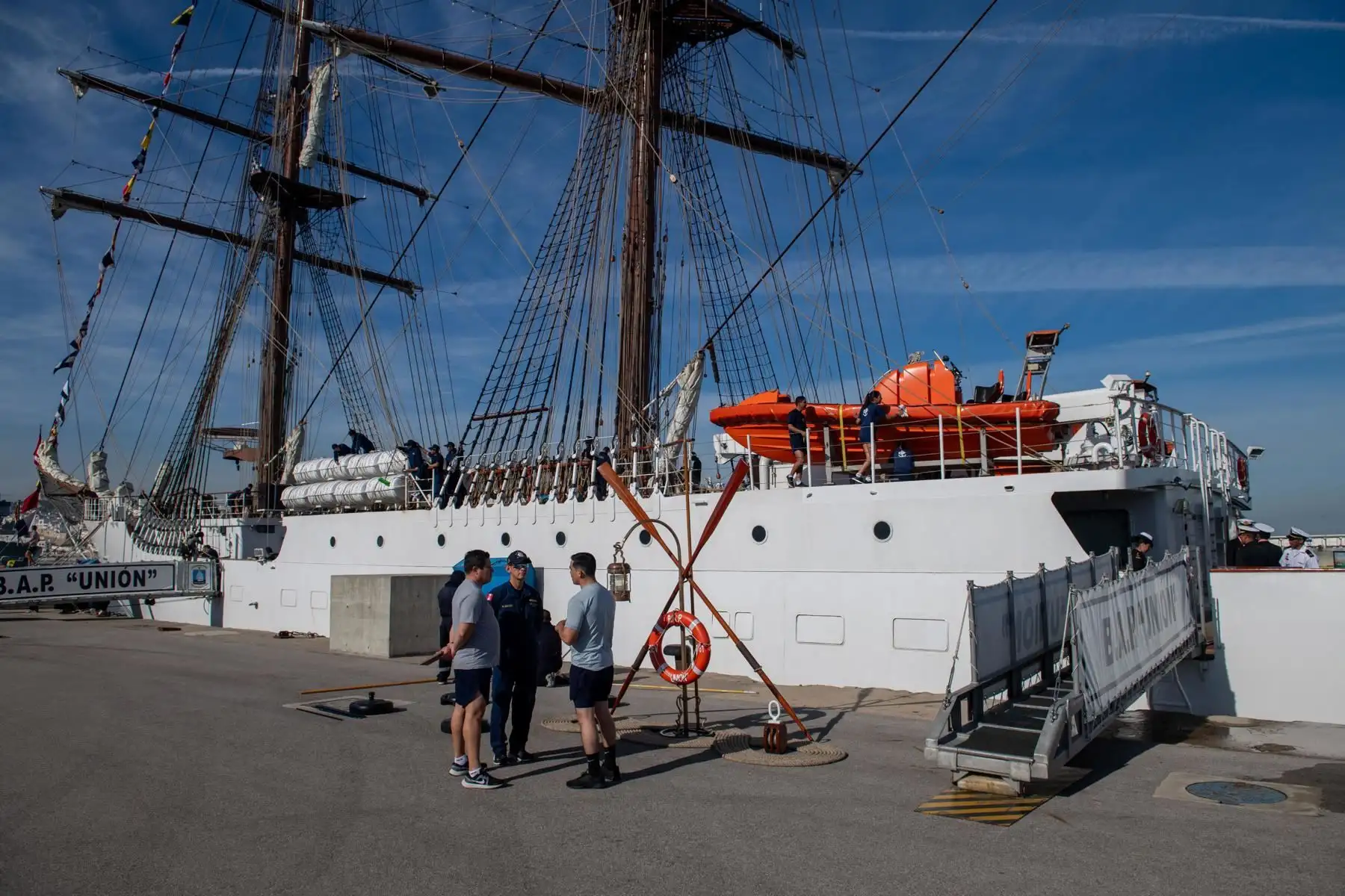 El buque escuela BAP Union de la Armada del Perú, comandado por una tripulación de 250 personas, llegó a Tánger, Marruecos, donde pasará cuatro días. La visita tiene como objetivo promover la cultura y el turismo y celebrar el 60 aniversario del establecimiento de relaciones oficiales entre Perú y Marruecos. Unión BAP, el velero más grande y rápido de América Latina, emulará el atrevido viaje emprendido por una fragata peruana en 1856. (Marruecos, Tánger). Foto: EFE